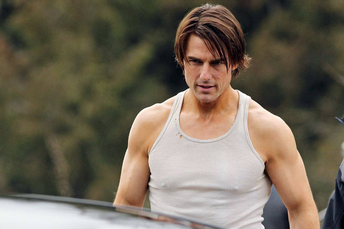 Tom Cruise In Tank Top Background