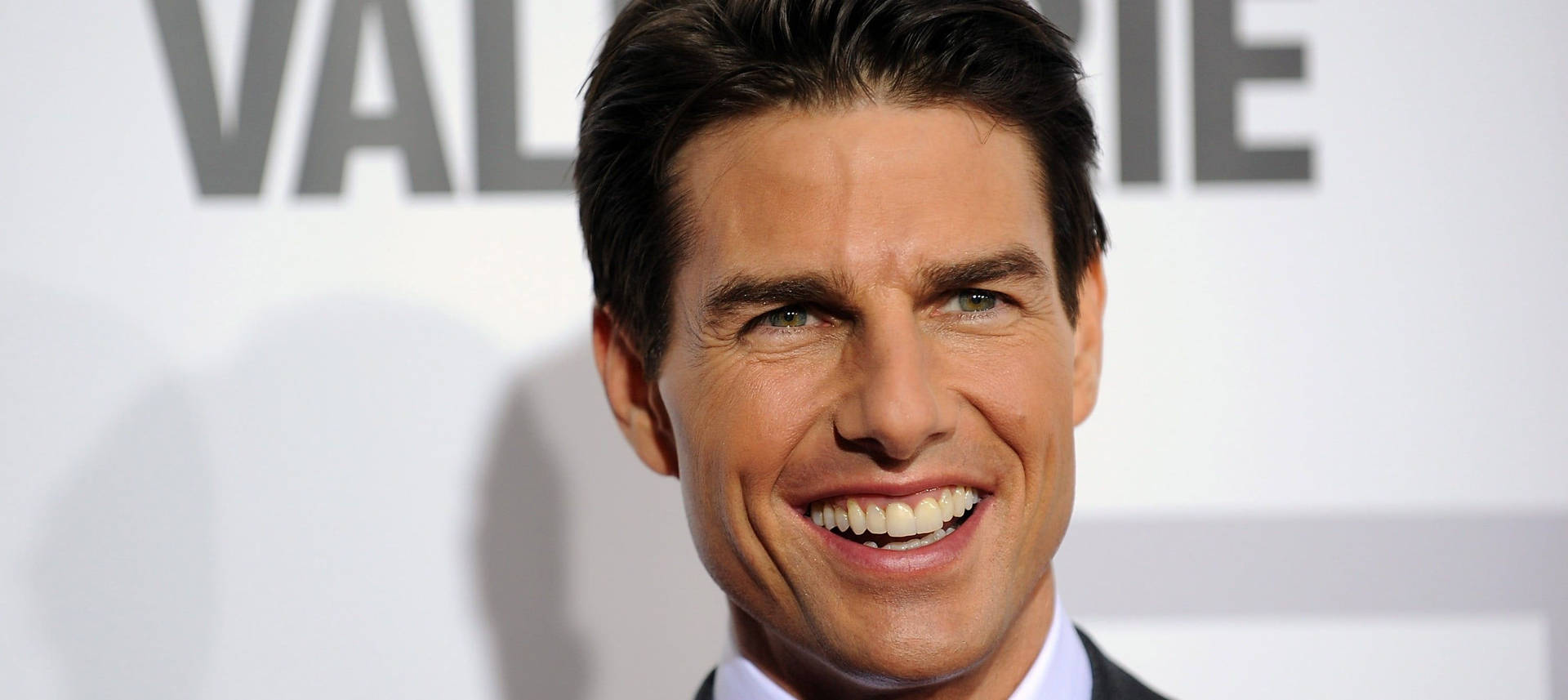 Tom Cruise Smiling Background