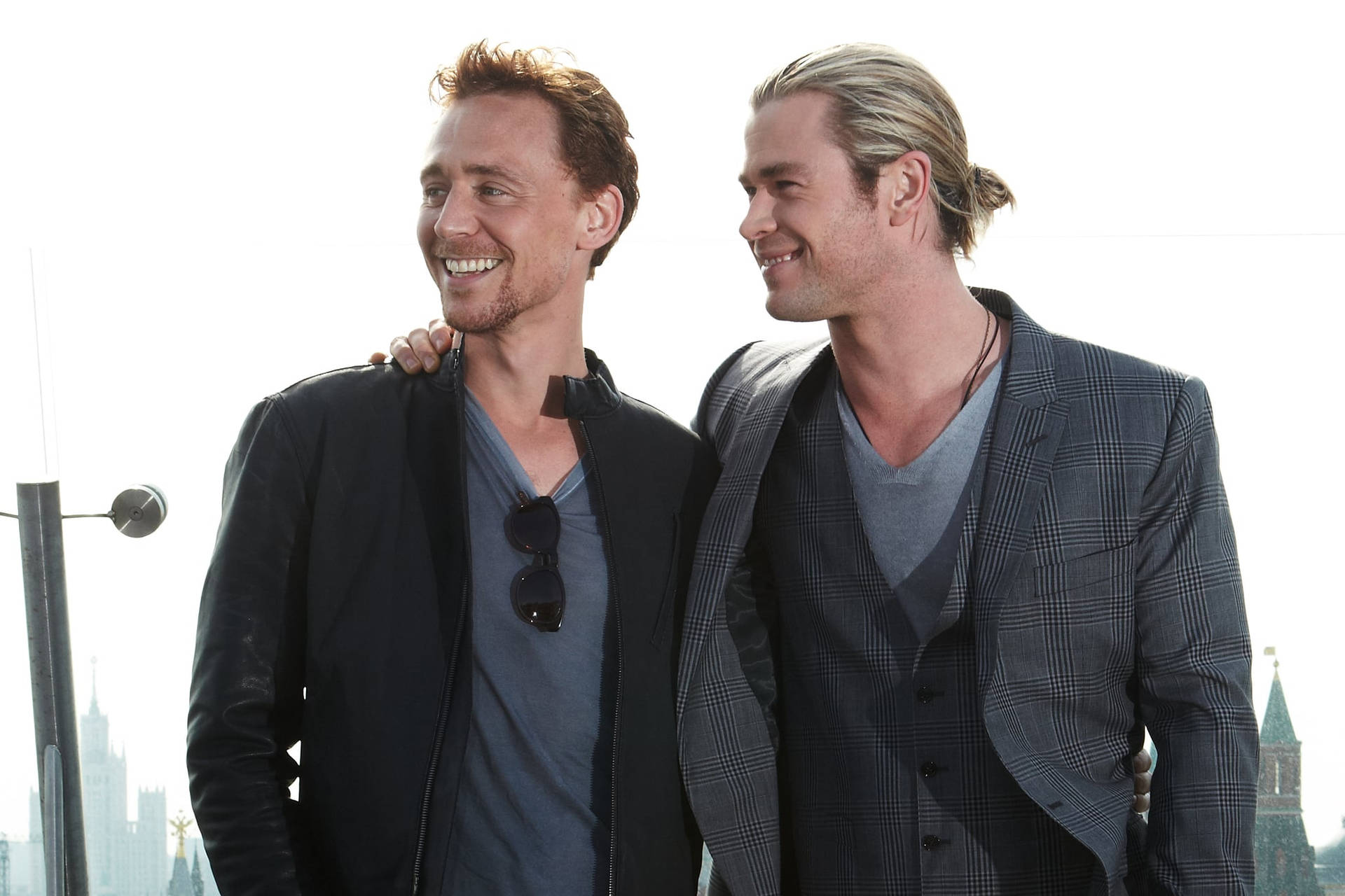 Tom Hiddleston And Chris Hemsworth Background