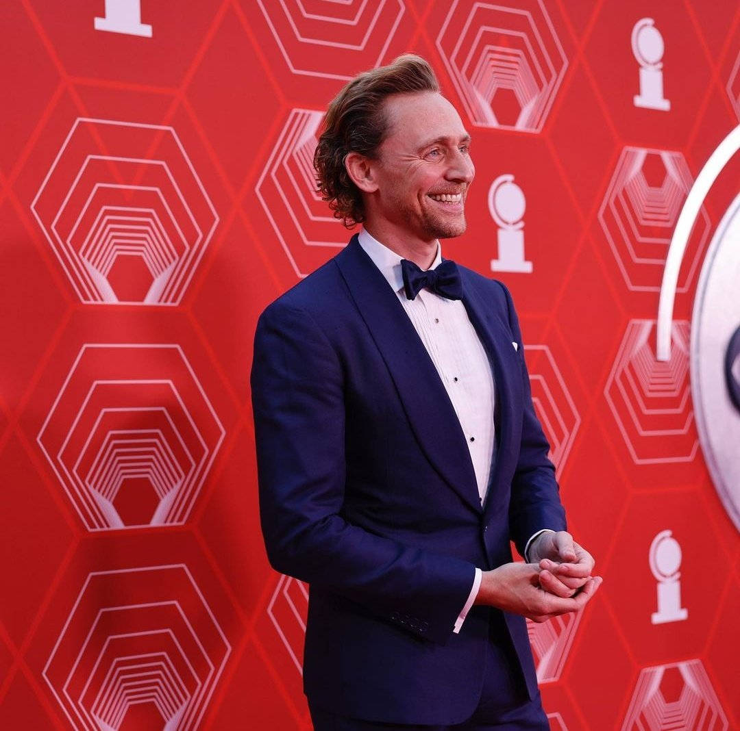 Tom Hiddleston At Tony Awards Background