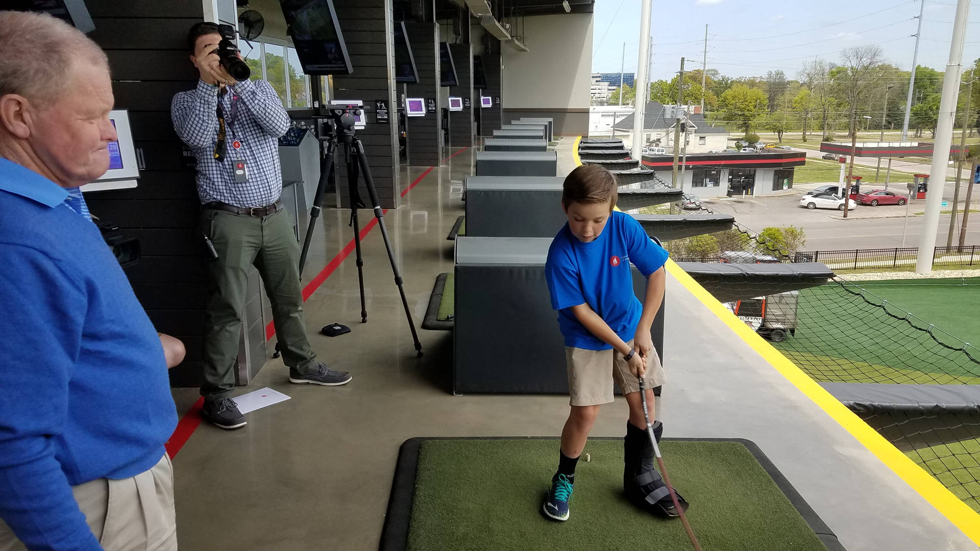 Tom Kite With Kid Golfer Background