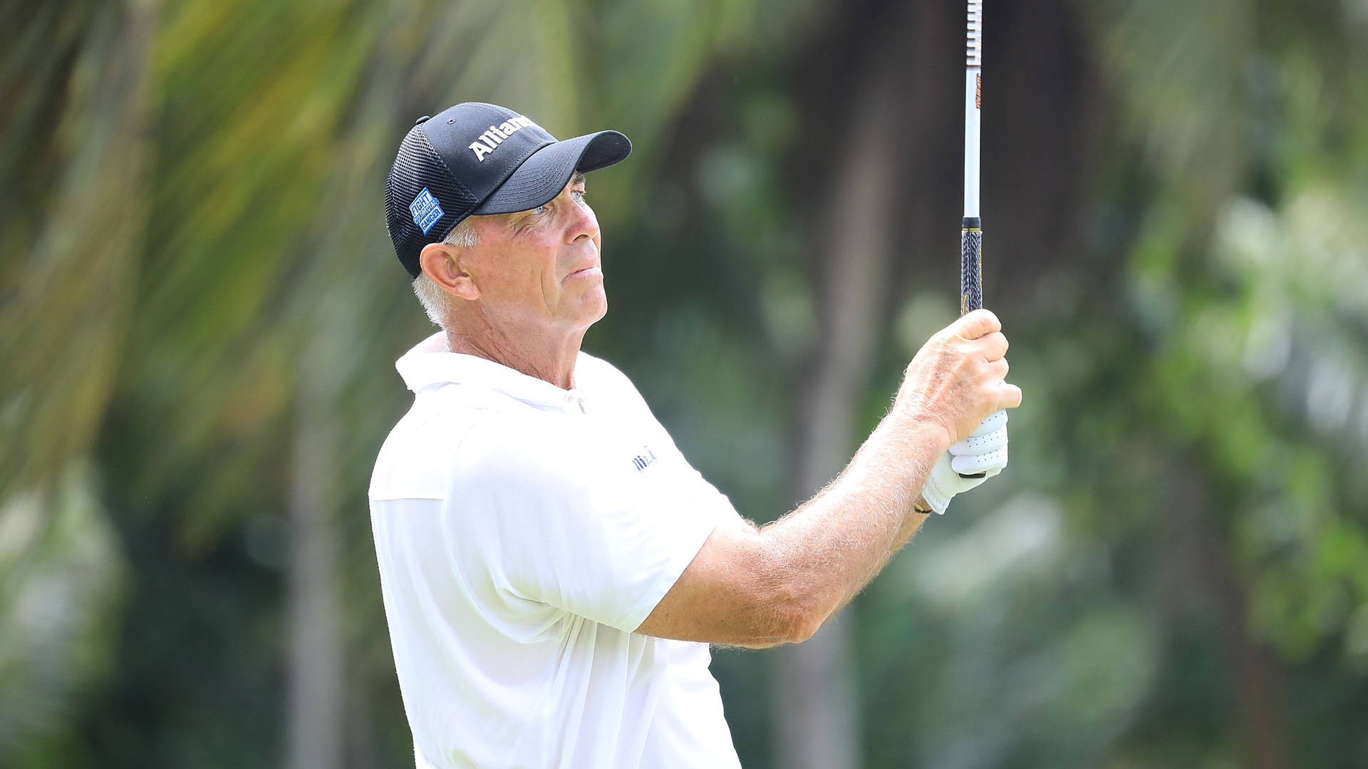 Tom Lehman Hitting The Ball Background