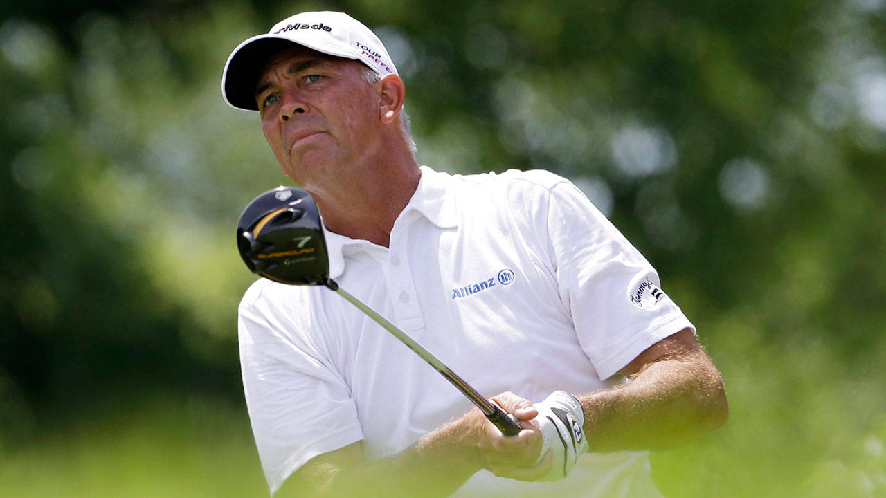 Tom Lehman Looking At The Ball Background