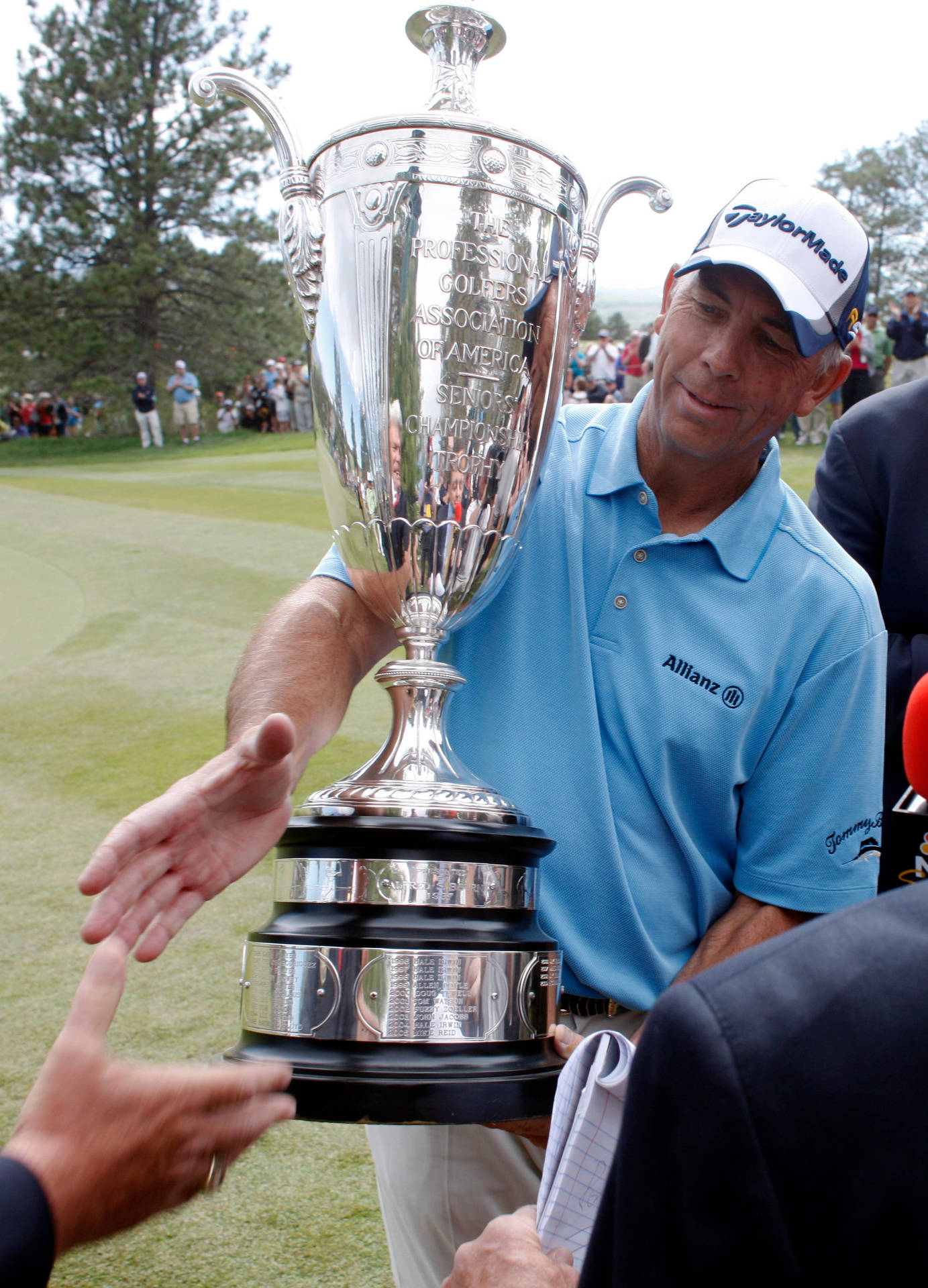 Tom Lehman Receiving A Silver Trophy Background