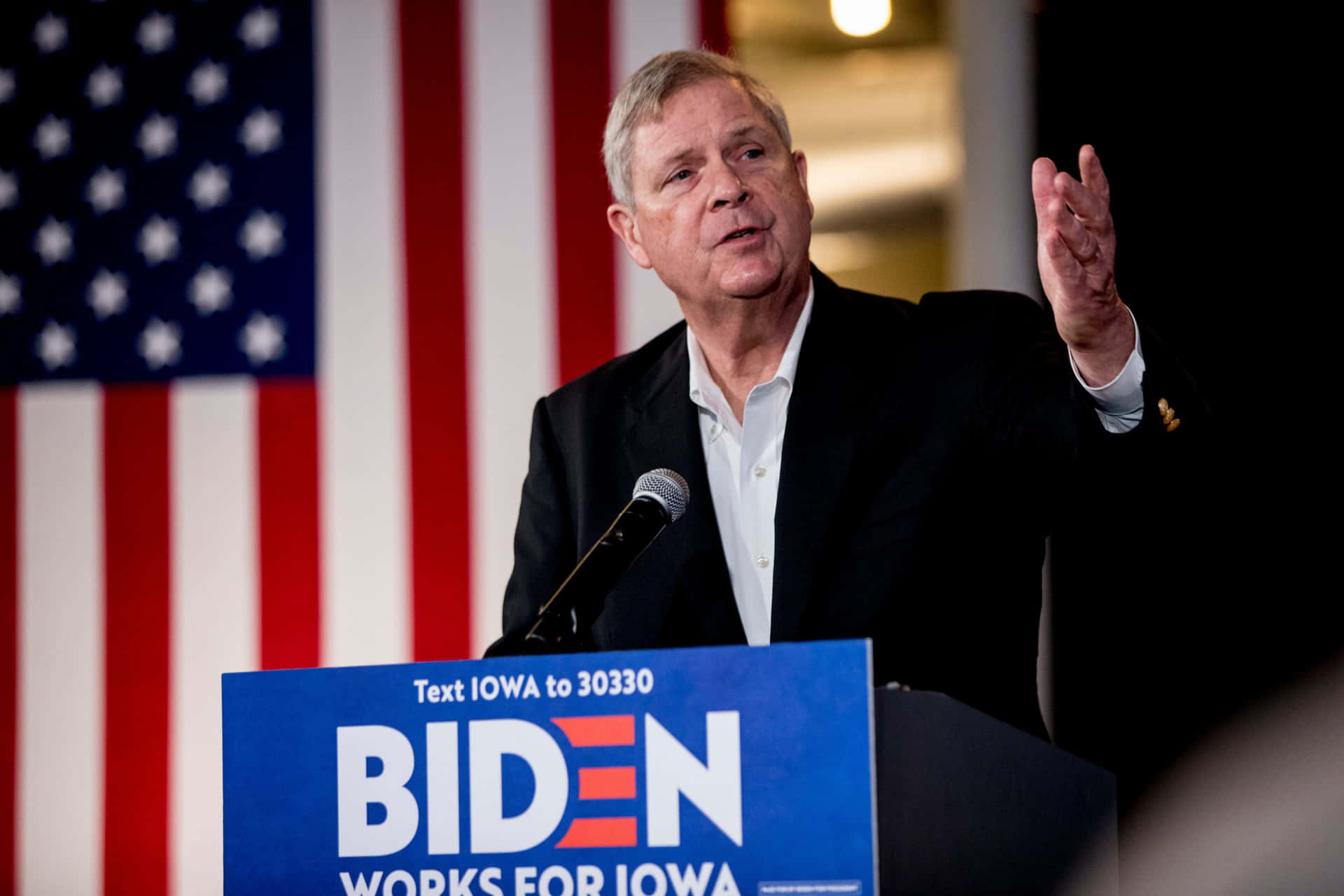 Tom Vilsack Announcing His Support For Joe Biden In The Us Presidential Election Background