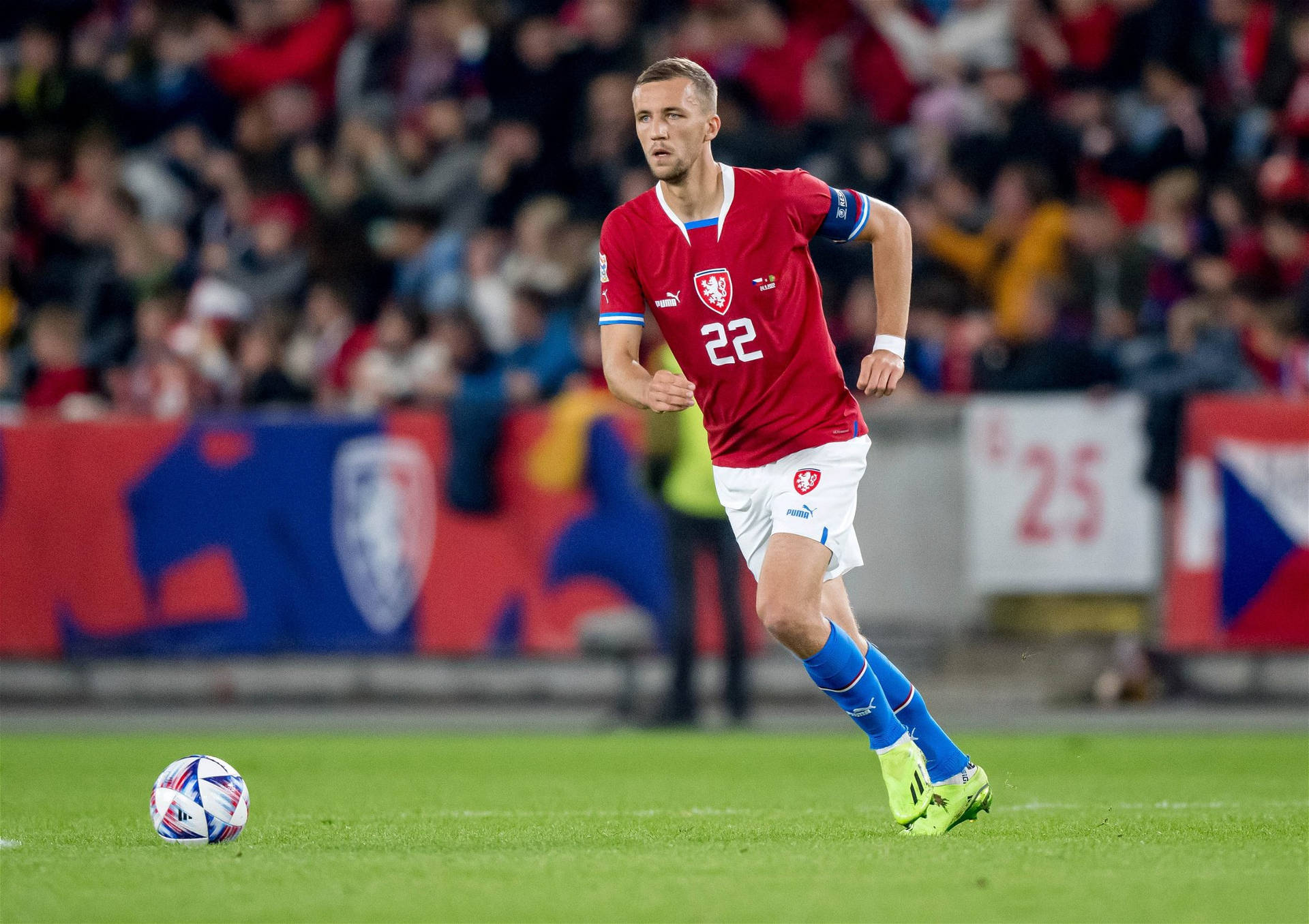 Tomas Soucek Running Towards A Ball Background