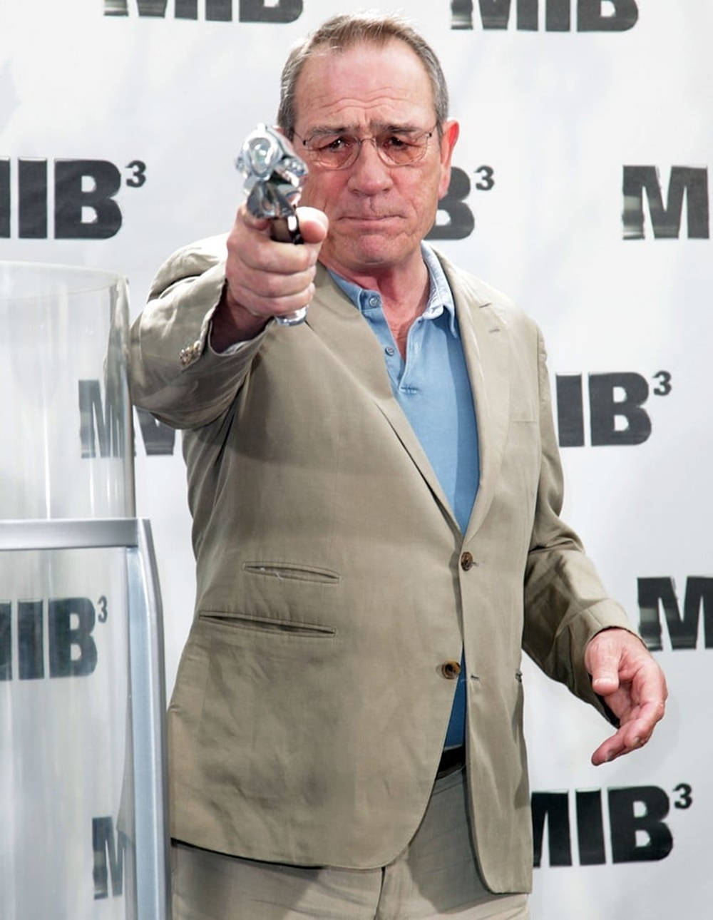 Tommy Lee Jones Pointing A Trophy Background