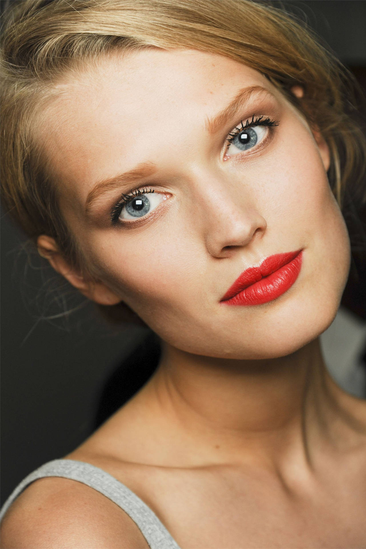 Toni Garrn Close-up Background