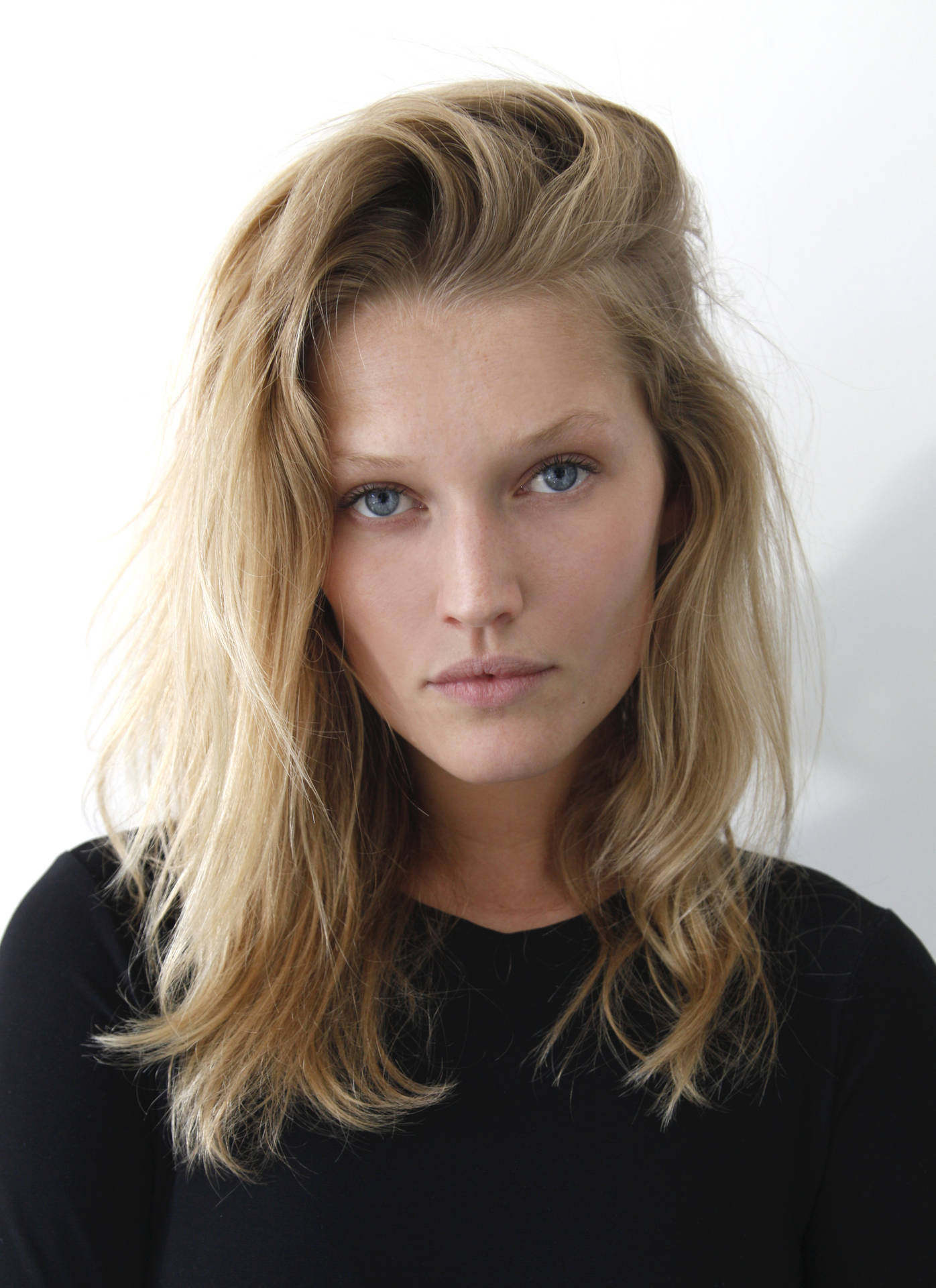 Toni Garrn Selfie Photo Background