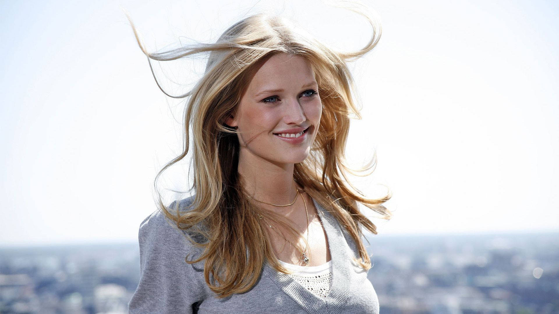 Toni Garrn Side View Profile Background