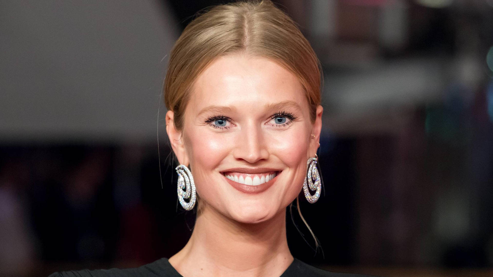 Toni Garrn Smiling Background