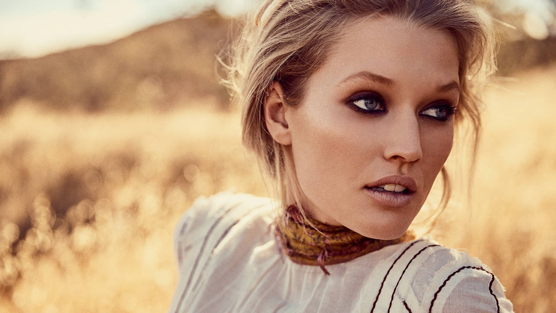 Toni Garrn With Dark Make-up Background