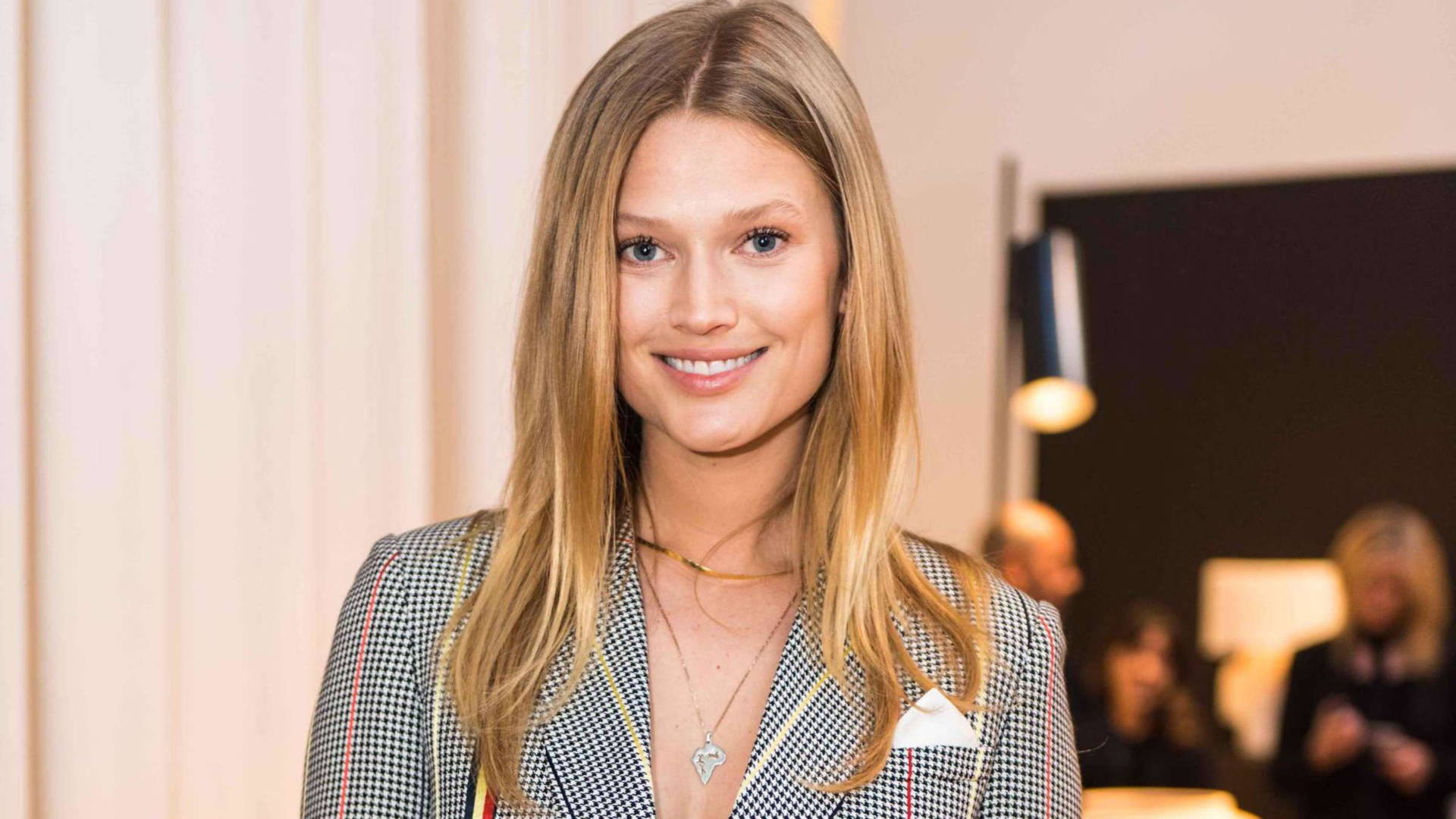 Toni Garrn With Straight Hair Background