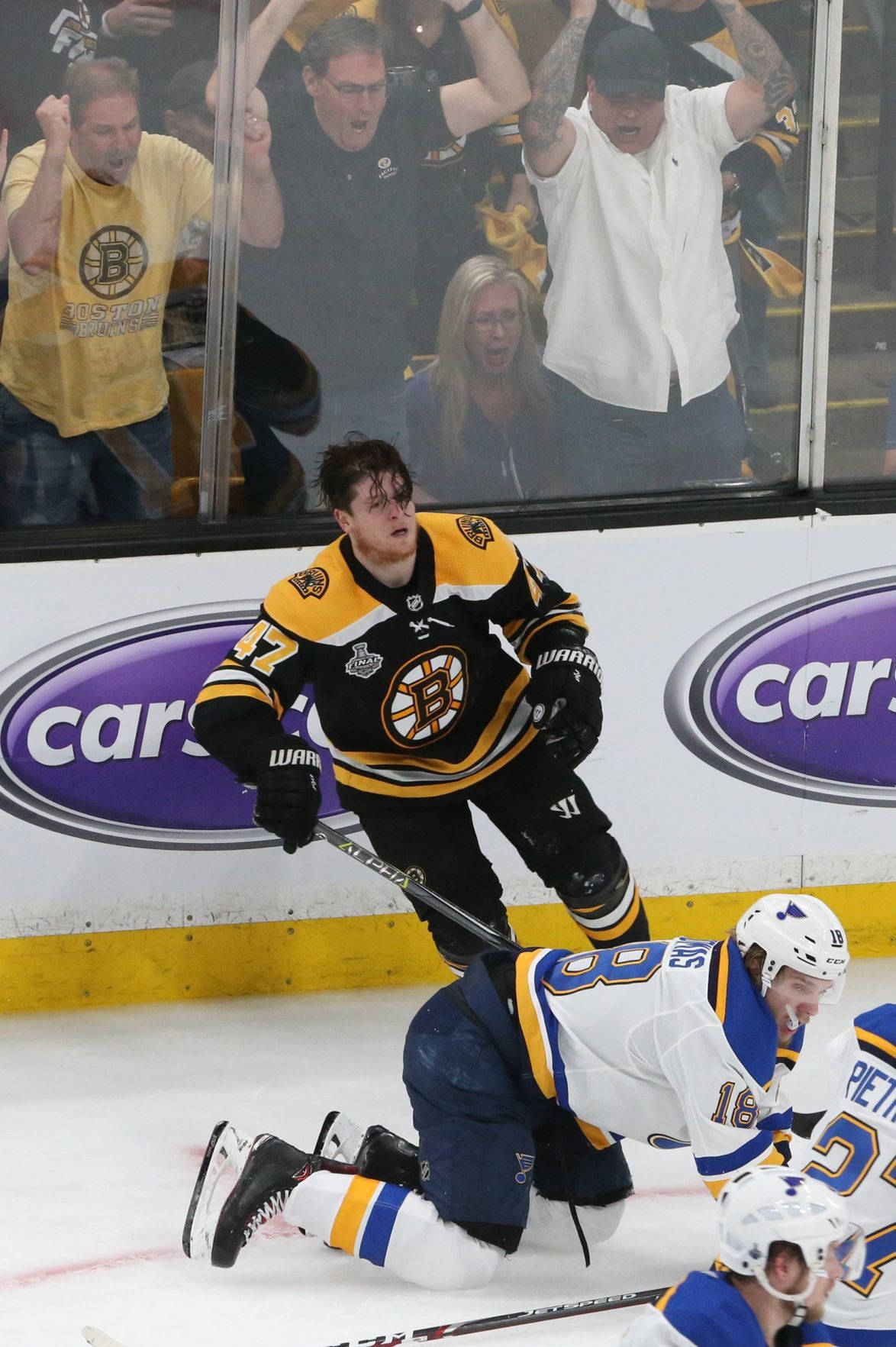 Torey Krug Slams Into Robert Thomas 2019