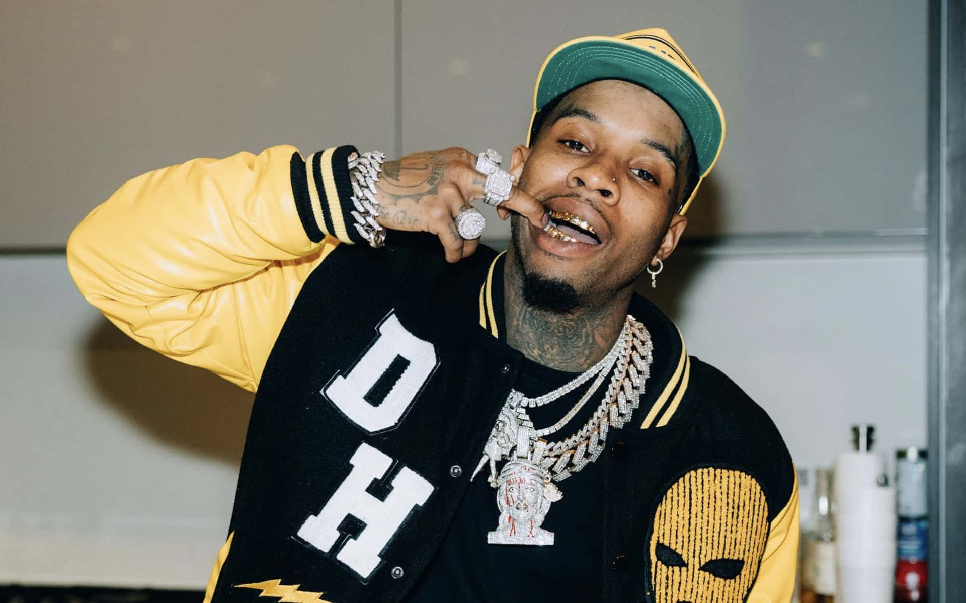 Tory Lanez Flaunting Jewelry Background