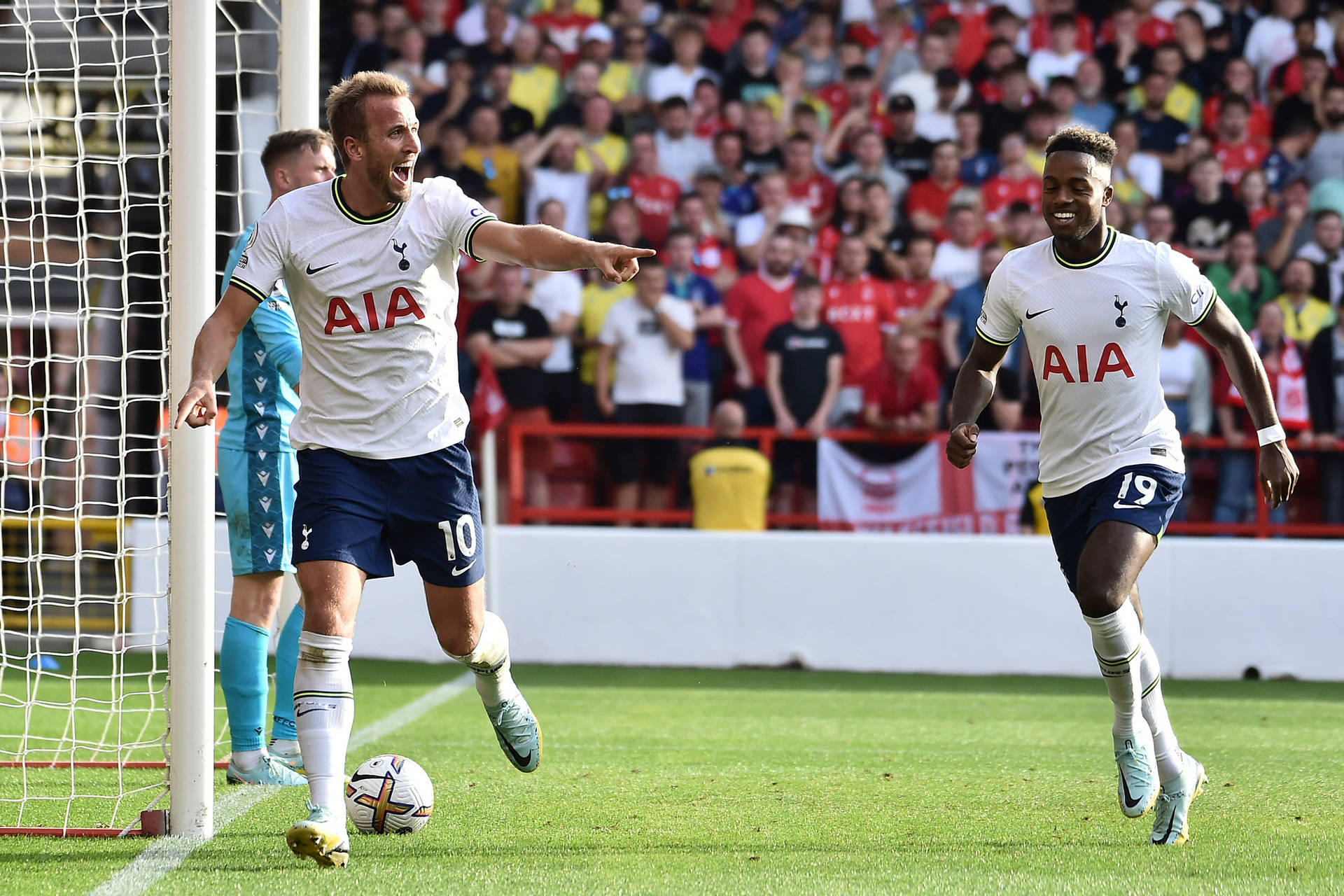 Tottenham Hotspurs Fc Members Running By The Goal