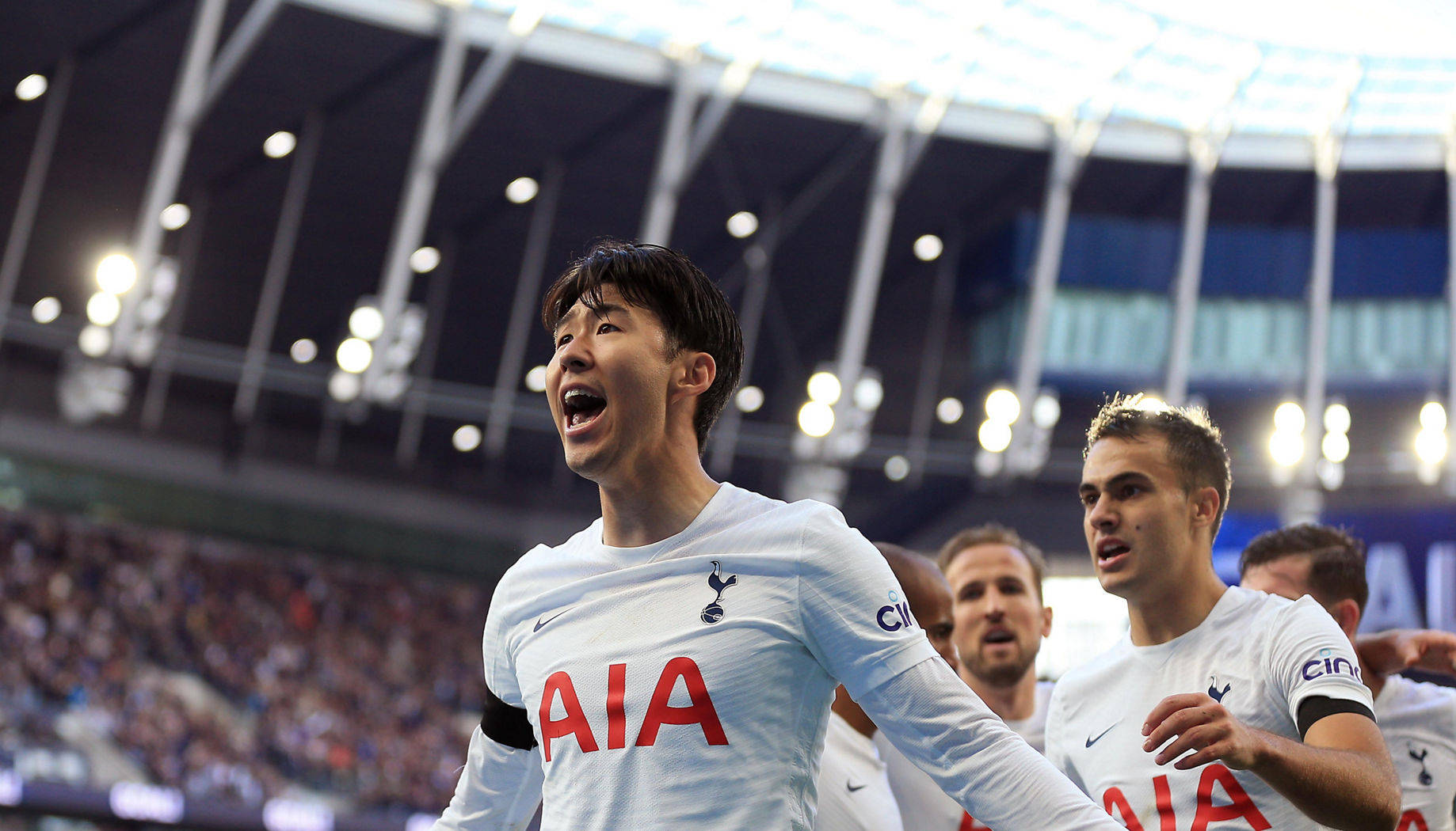 Tottenham Hotspurs Fc Son Heung-min Cheering Background