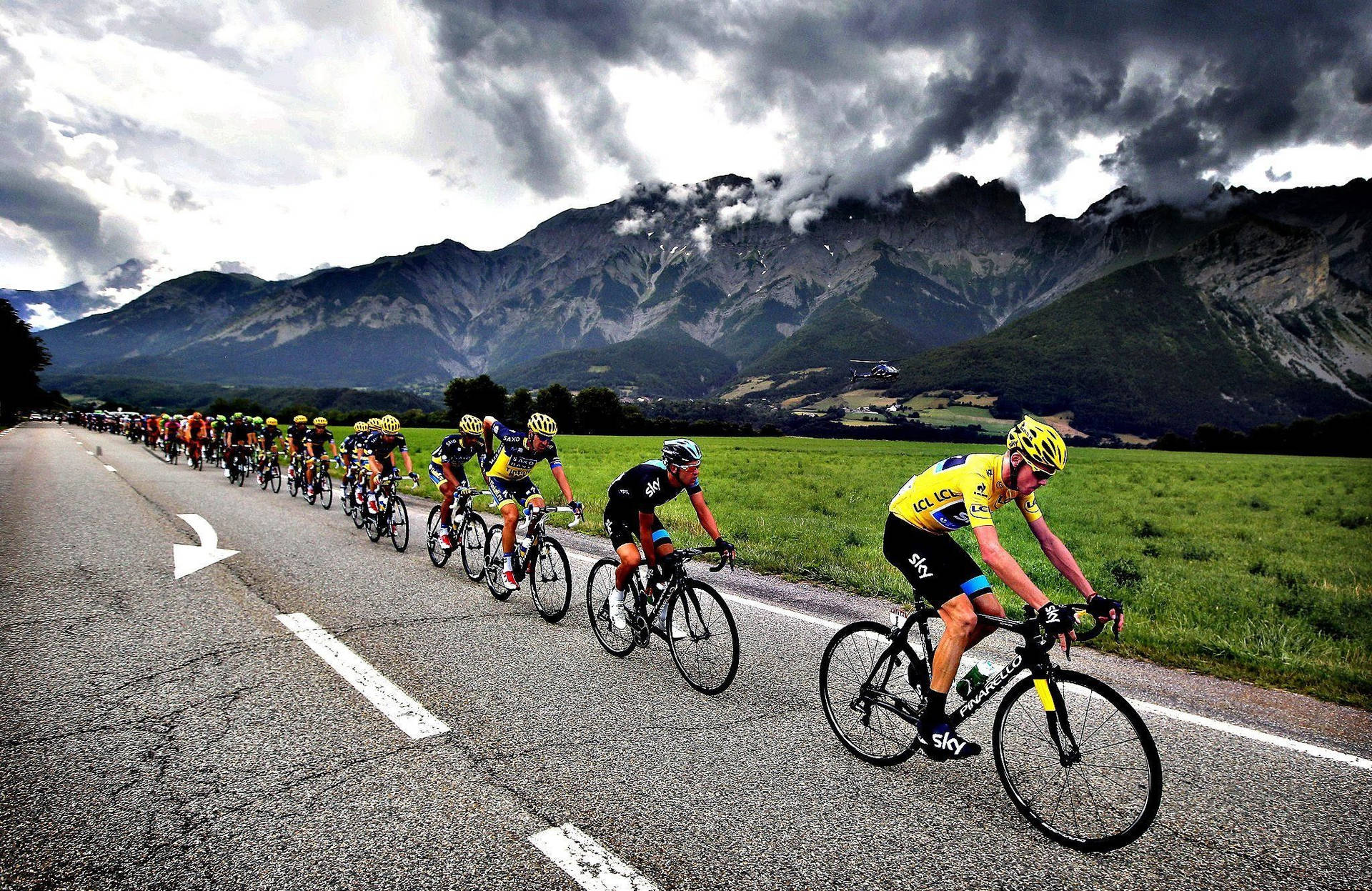 Tour De France Near Smoky Mountain Background