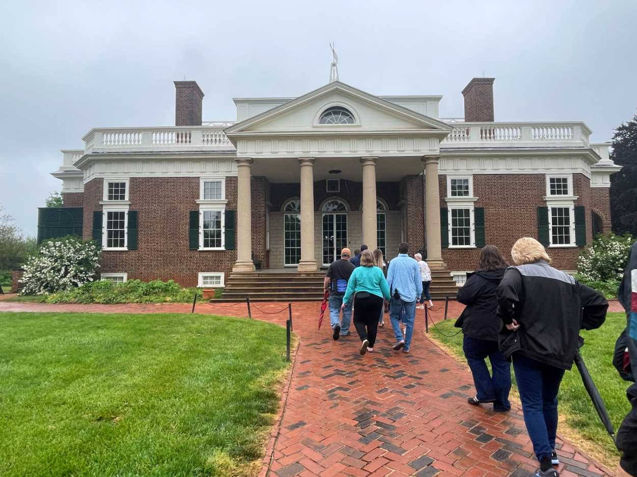 Tourists In Monticello Background