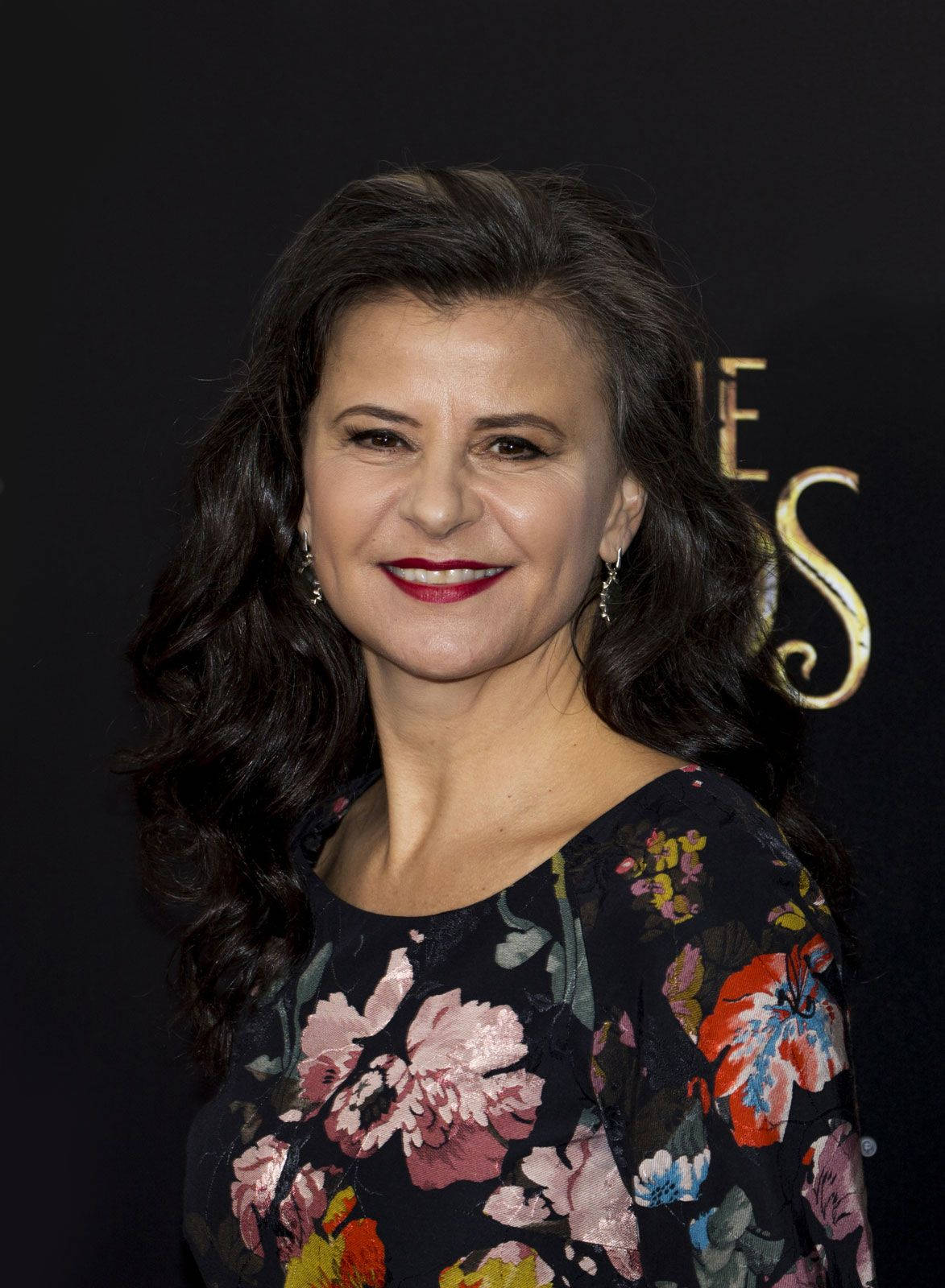 Tracey Ullman Lovely Flowery Outfit Background