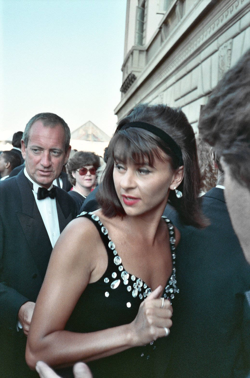 Tracey Ullman With Bodyguards Background