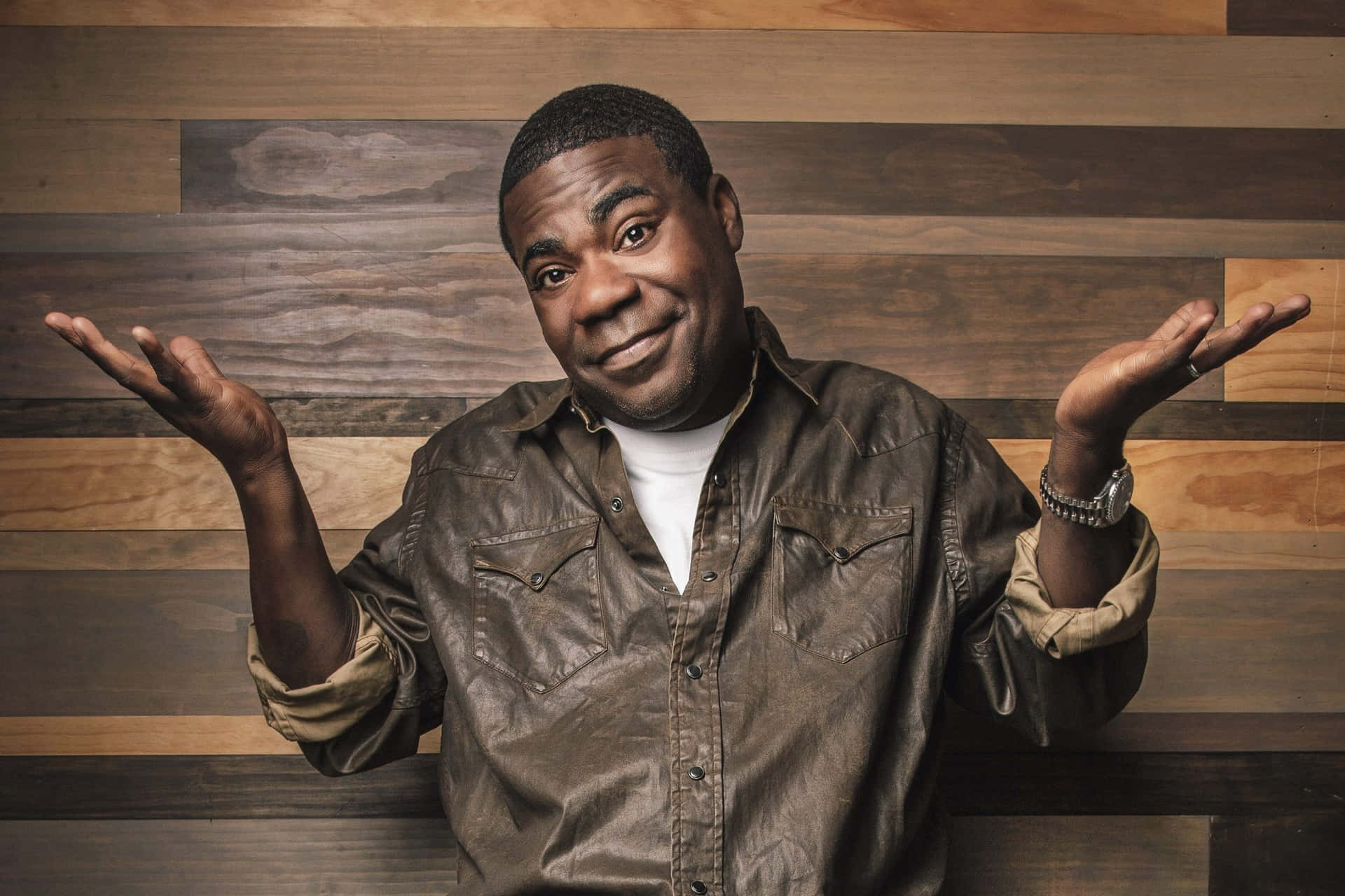 Tracy Morgan Poses Charismatic At The Backdrop Of New York City. Background