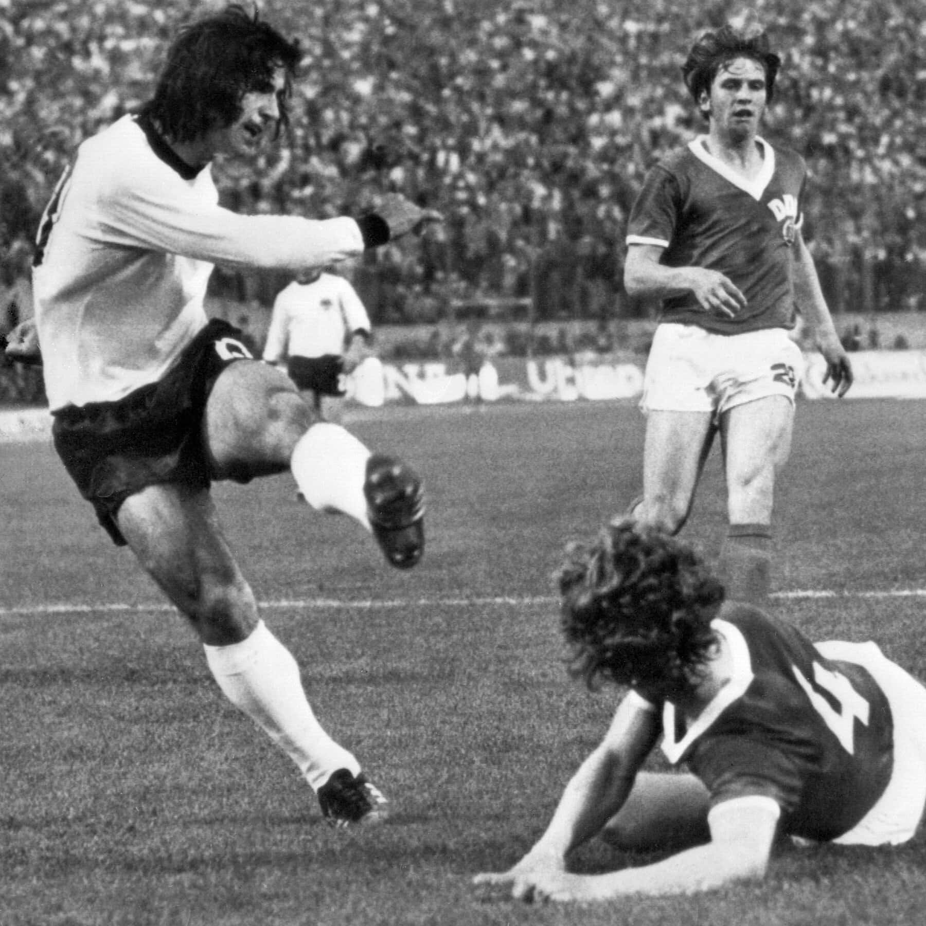 Trailblazing German Football Star - Gerd Muller Background