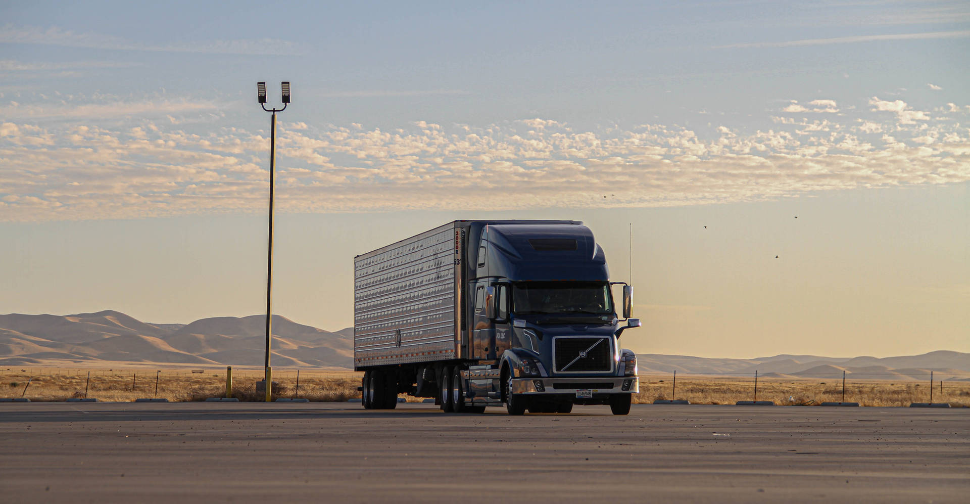 Trailer Truck At Kalifornien Desert Background