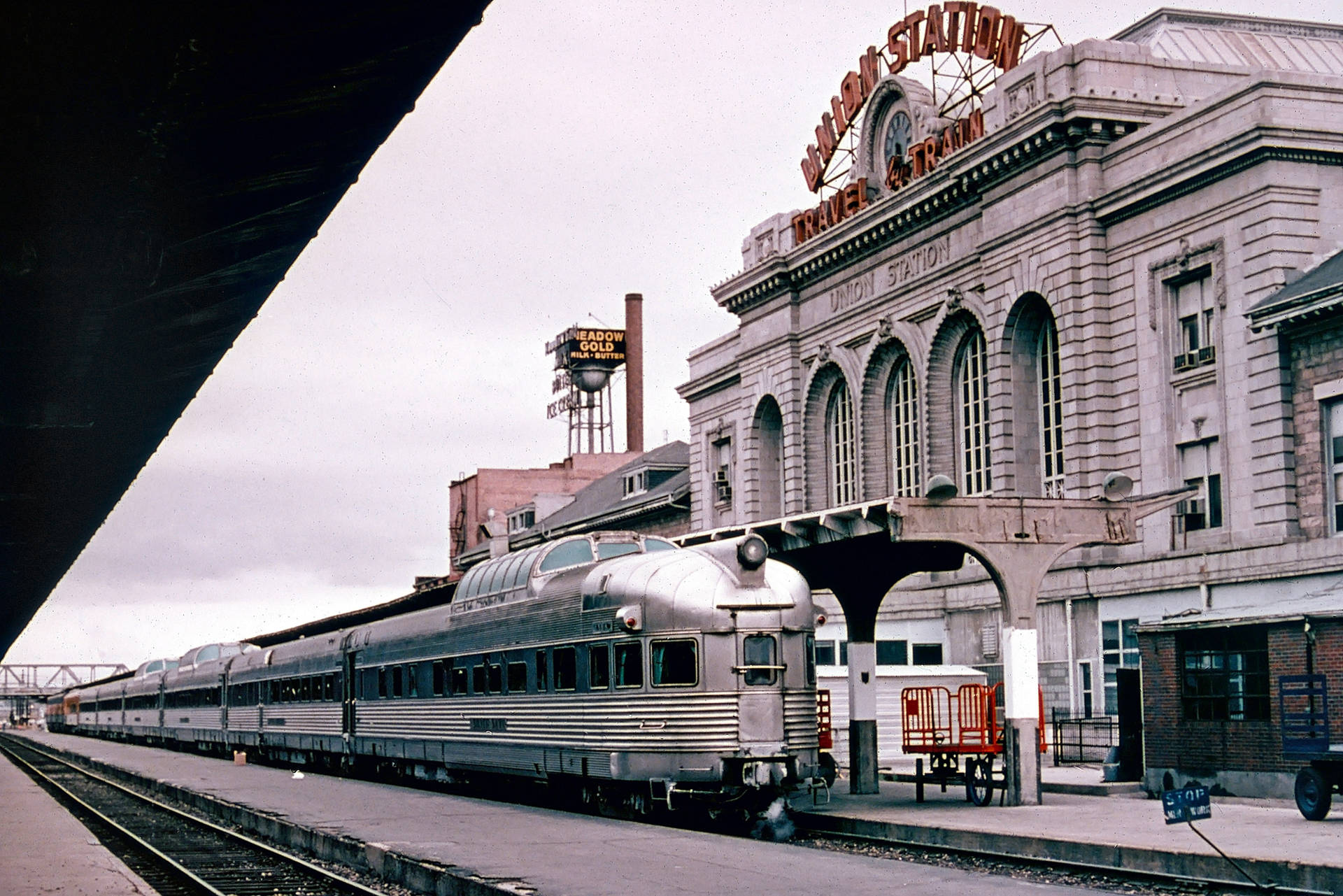 Train Arrival At Union Station Background