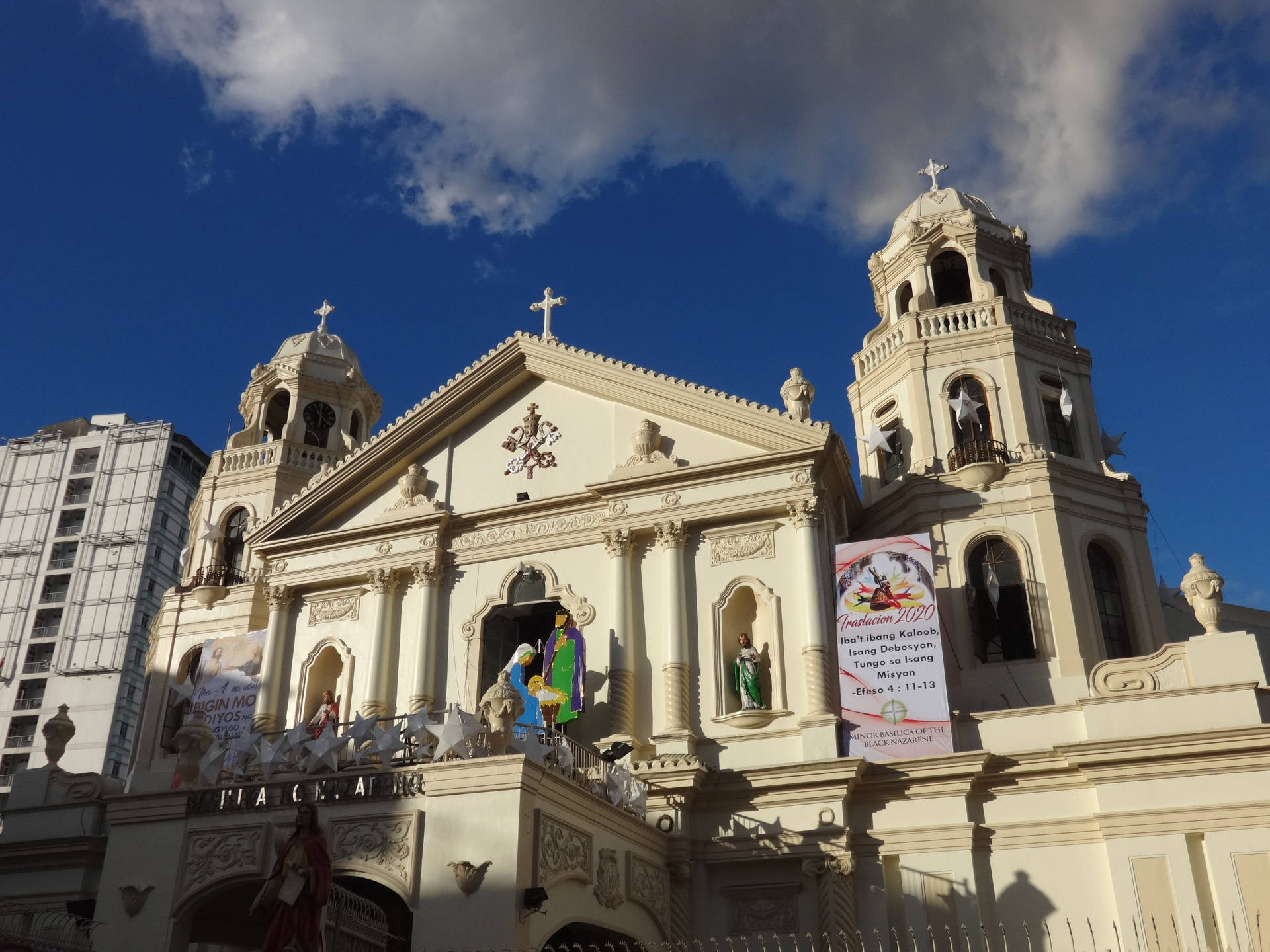Tranquil Afternoon At Quiapo Church, Manila Background