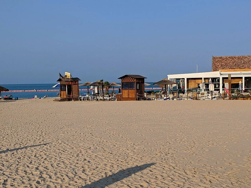 Tranquil Beach Scene In Qatar Background