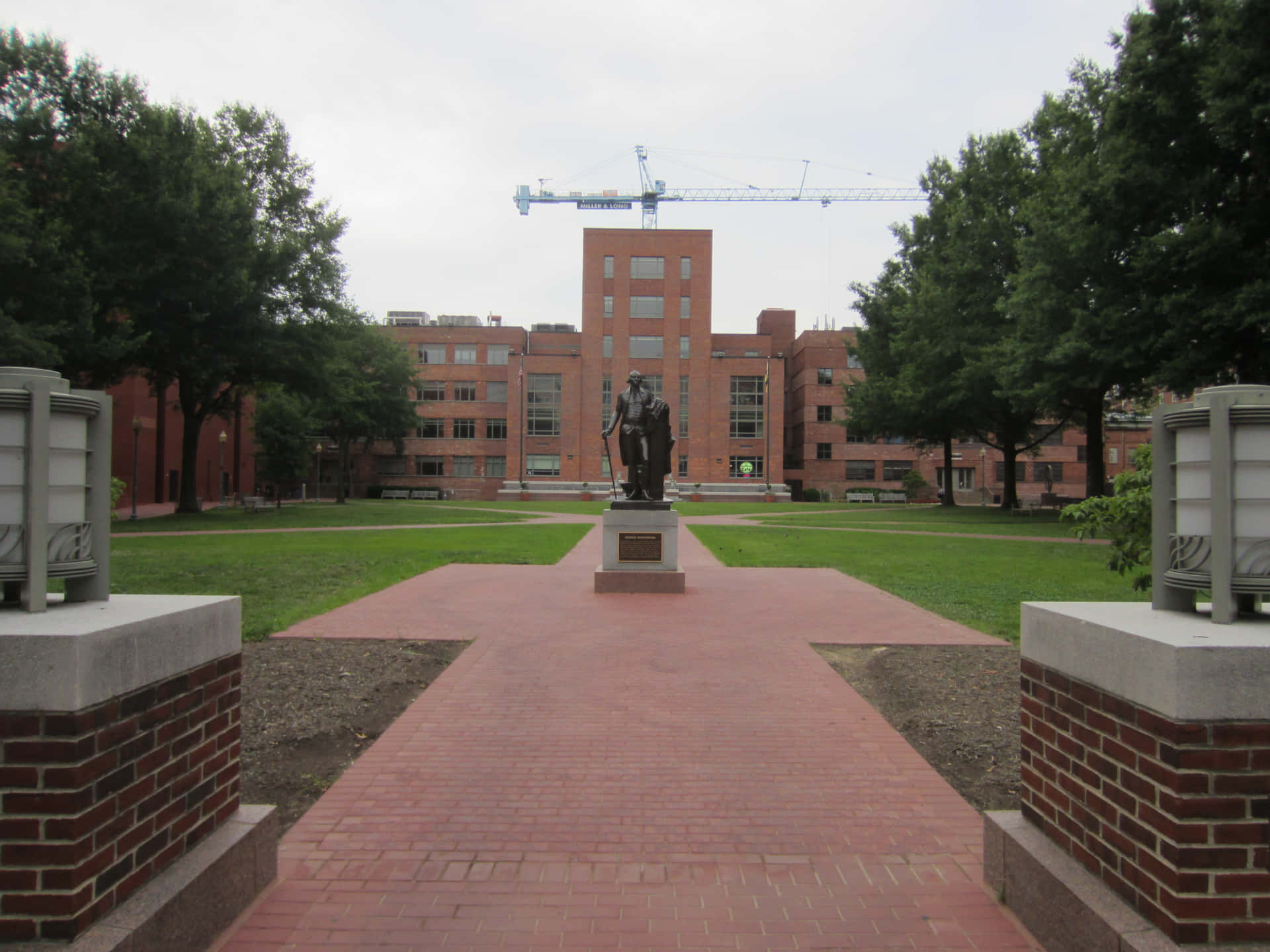 Tranquil Scene Of The Empty George Washington University Yard Background