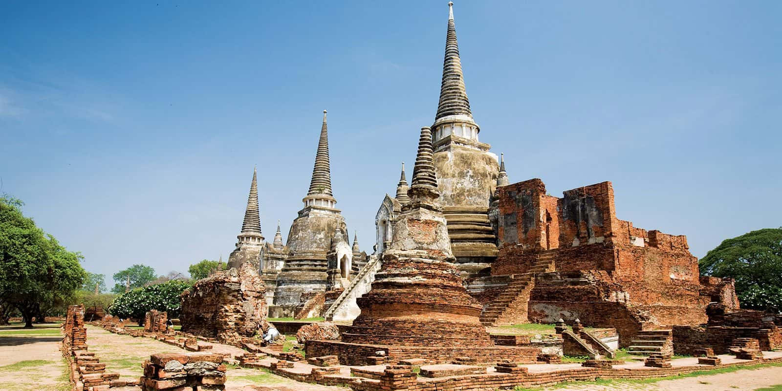 Tranquil Sunrise At Ayutthaya Historical Park Background