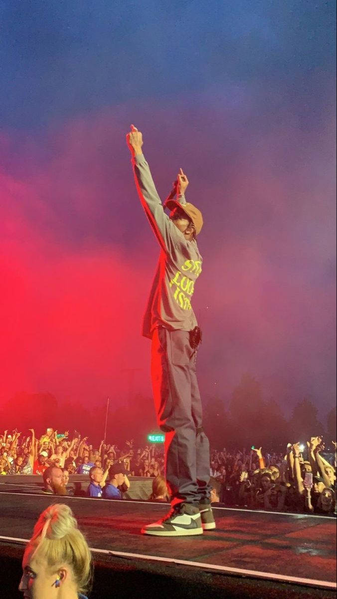 Travis Scott Aesthetic Photo On An Outdoor Stage Background