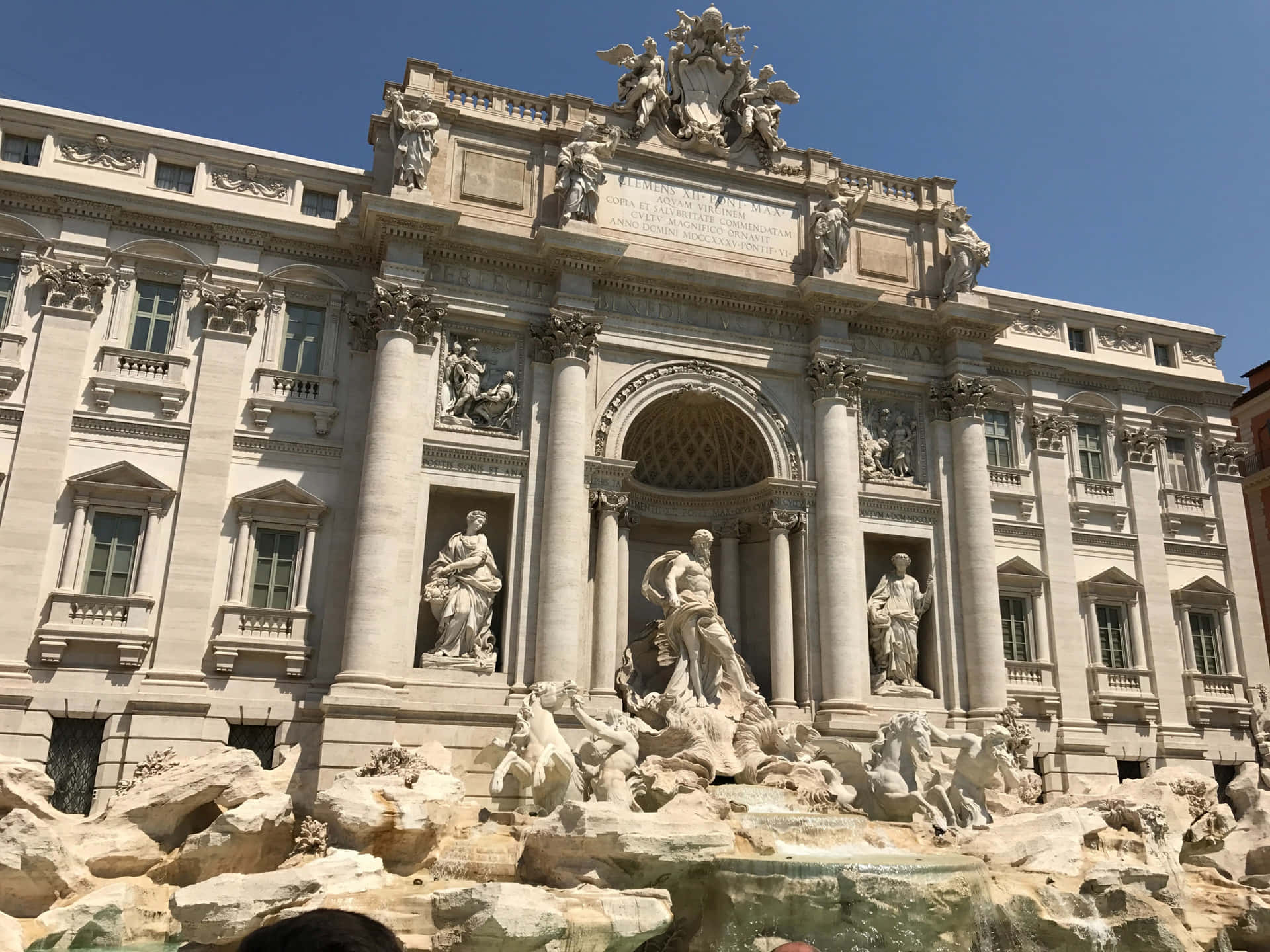 Trevi Fountain In The City Of Romance Background