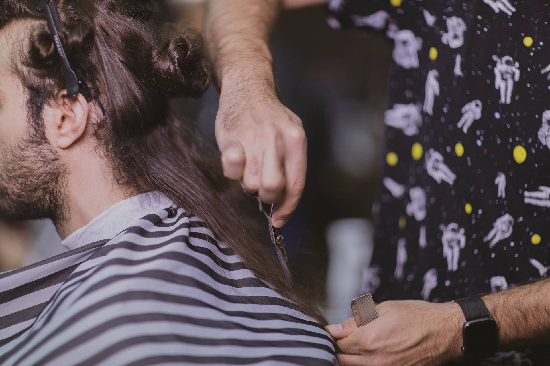 Trimming Long Mens Haircut Background