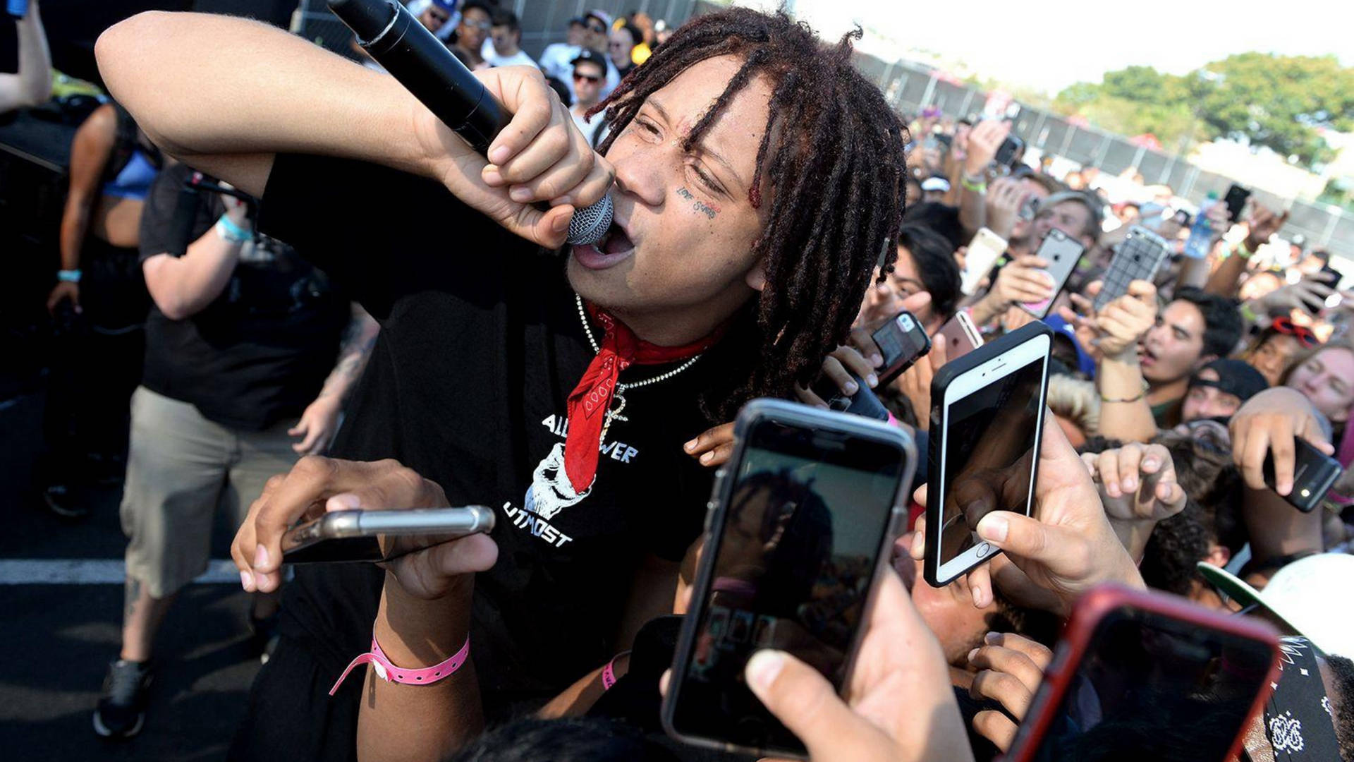 Trippie Redd Performing Background