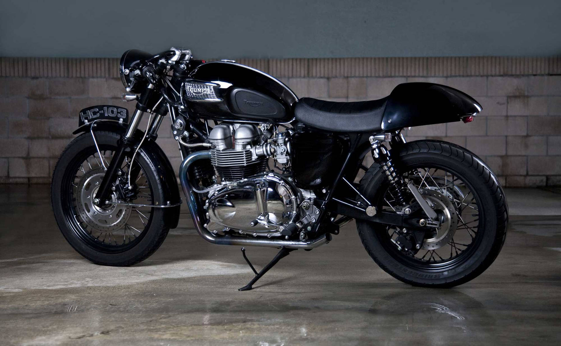 Triumph Bonneville Black Cafe Racer T100