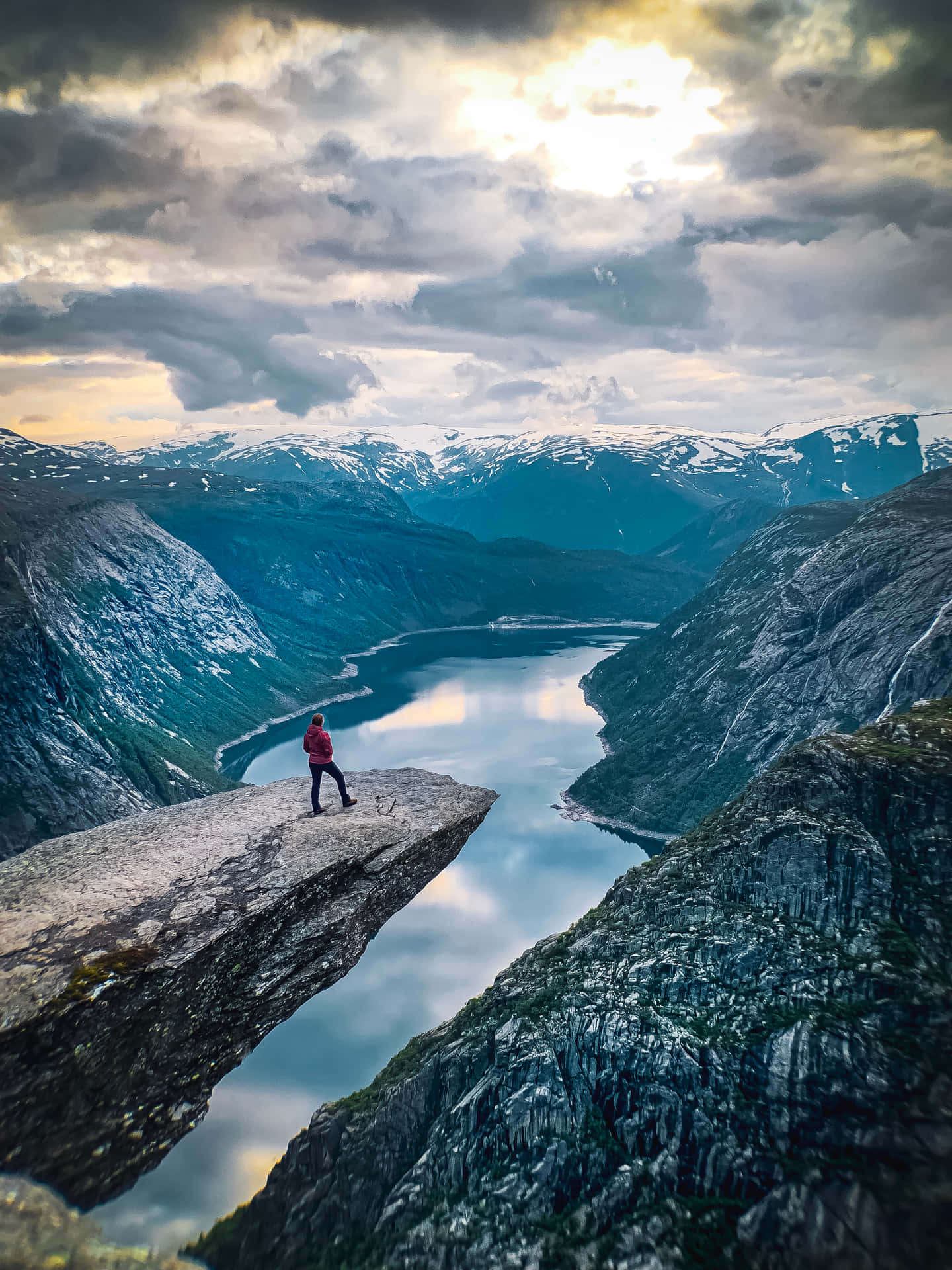 Trolltunga Scenery In Norway Background