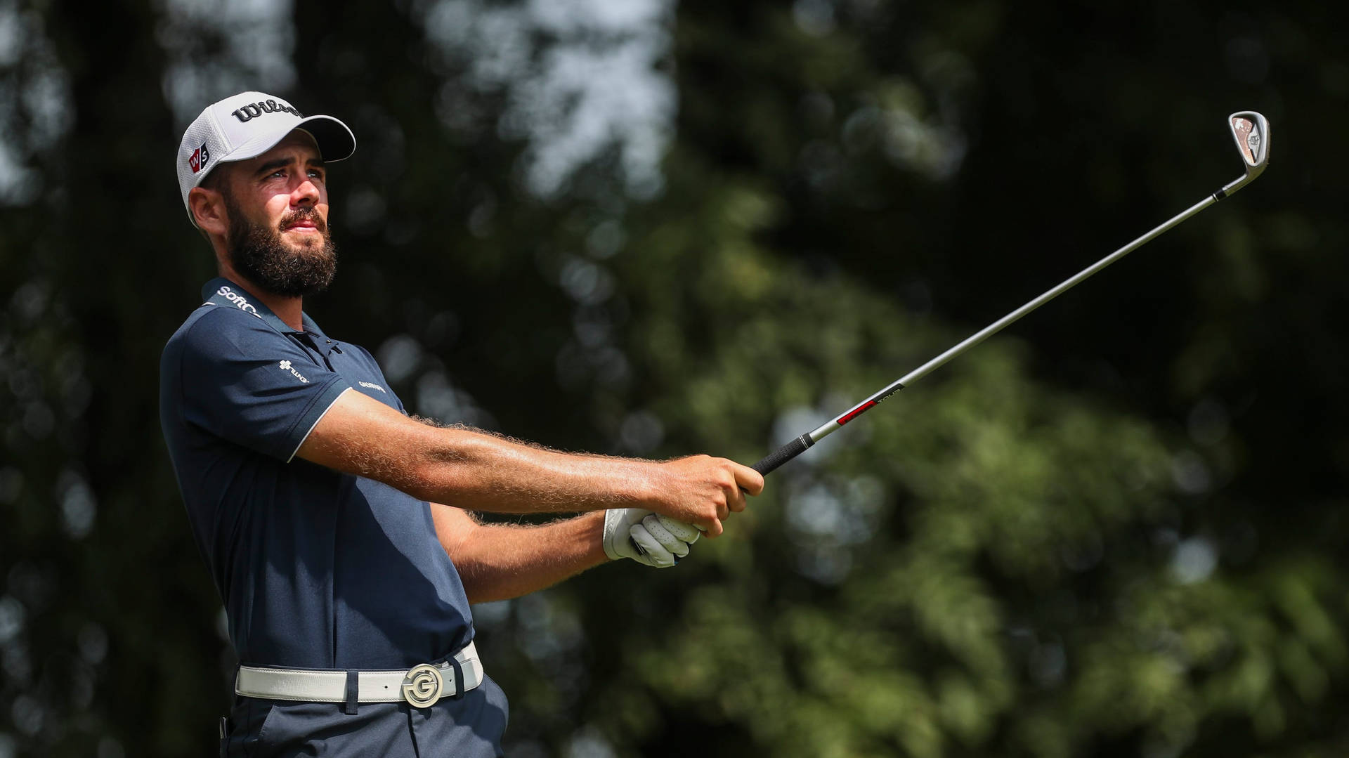 Troy Merritt Holding Golf Club Background