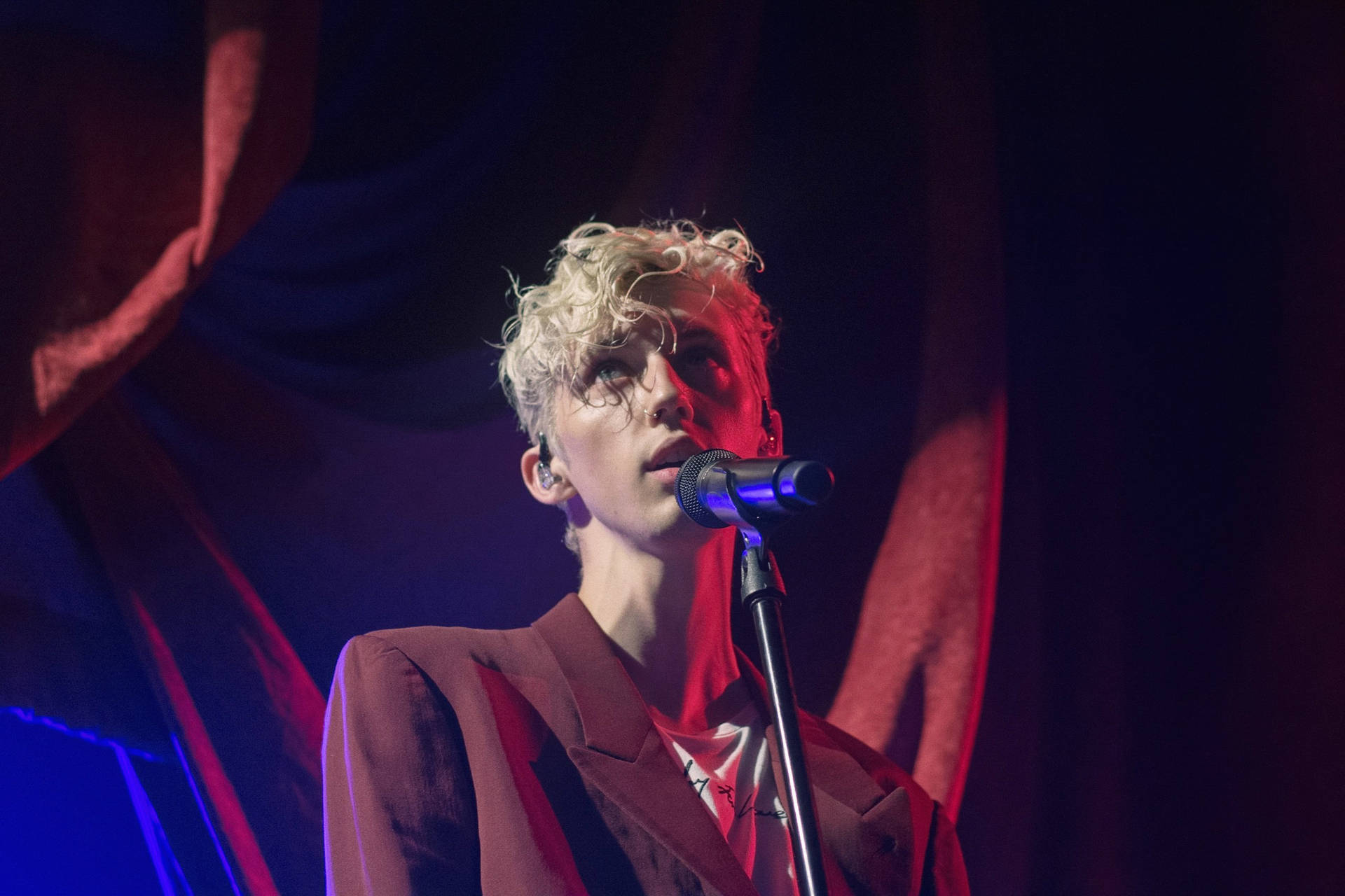 Troye Sivan Acl Performance Background