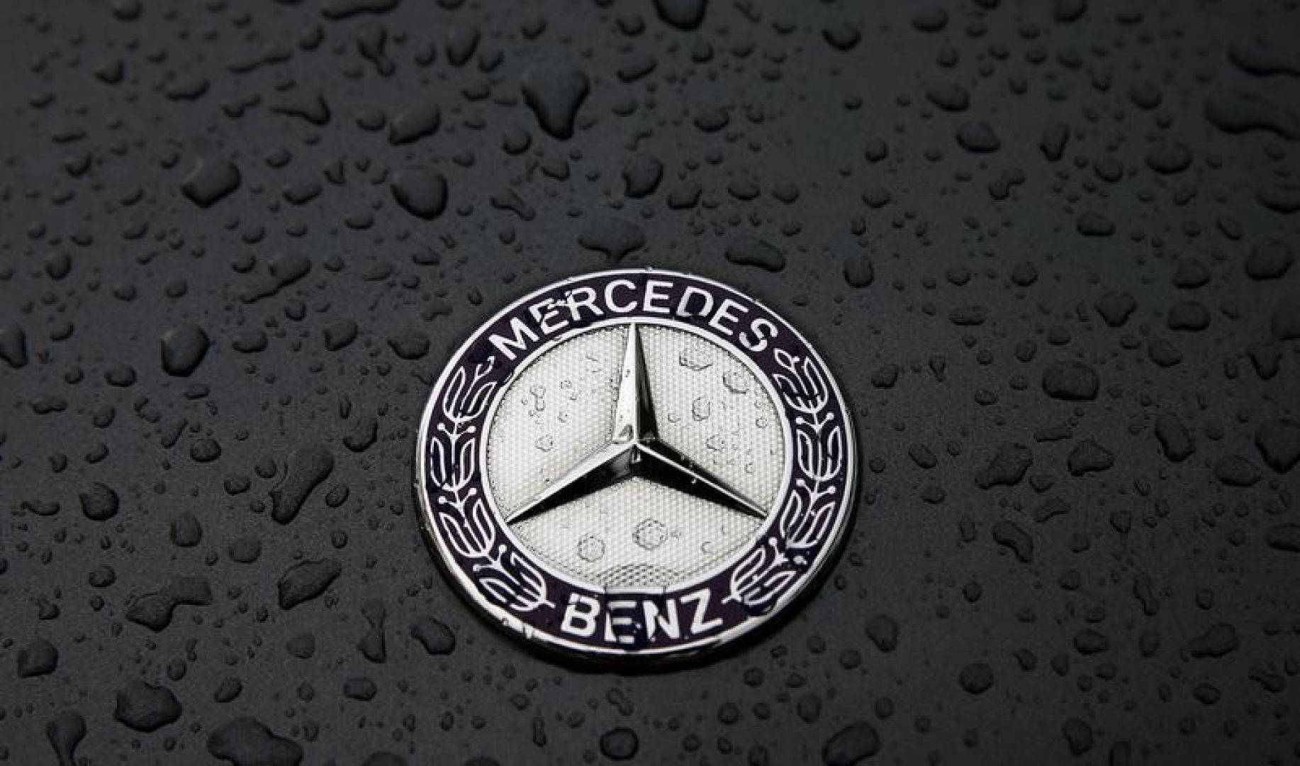 Turn Every Desktop Experience Into A Luxurious One With The Majestic Mercedes Desktop. Background