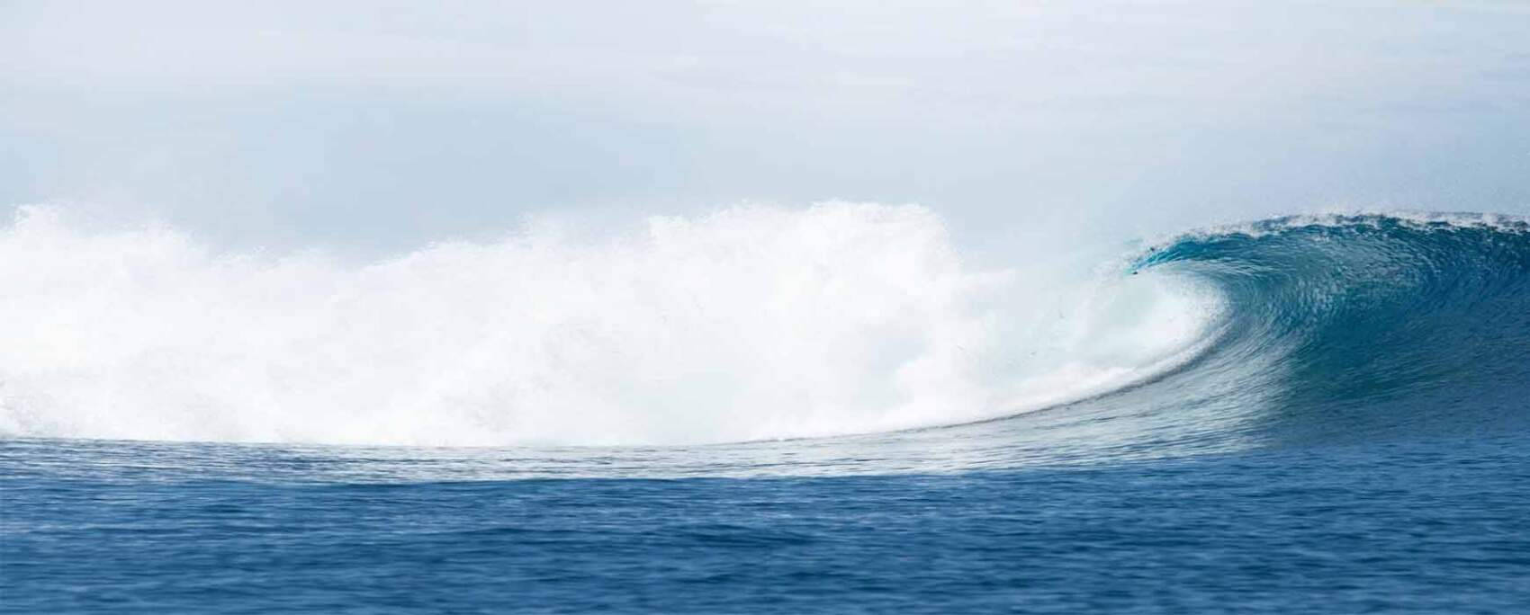 Tuvalu Huge Wave Background