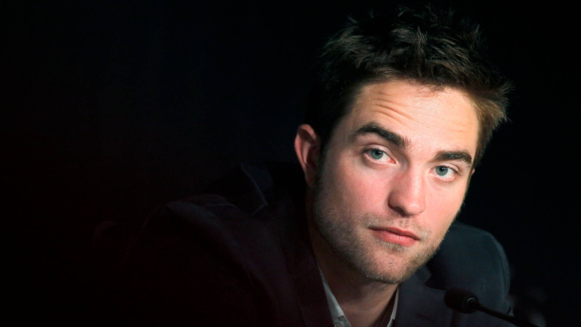 Twilight Actor Robert Pattinson Background