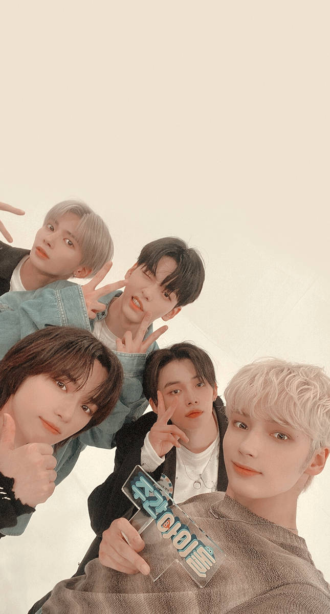 Txt Cute Groupie Picture Background