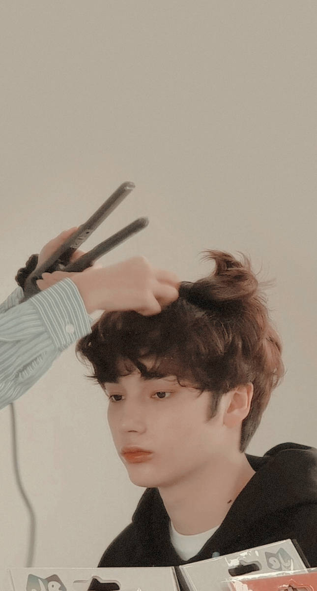 Txt Huening Kai Getting His Hair Fixed Background