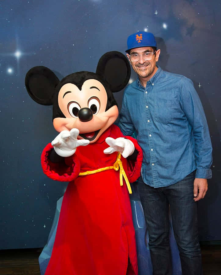 Ty Burrell In A Casual Outfit Background