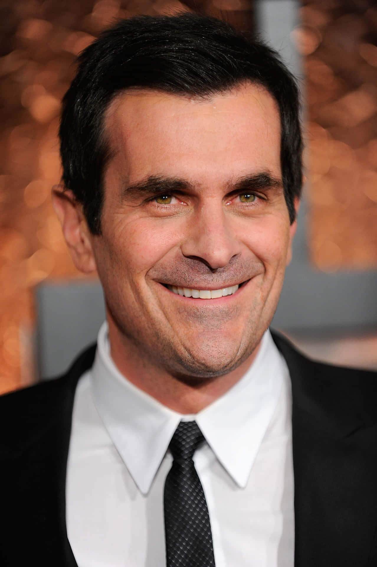 Ty Burrell Smiling At An Event Background