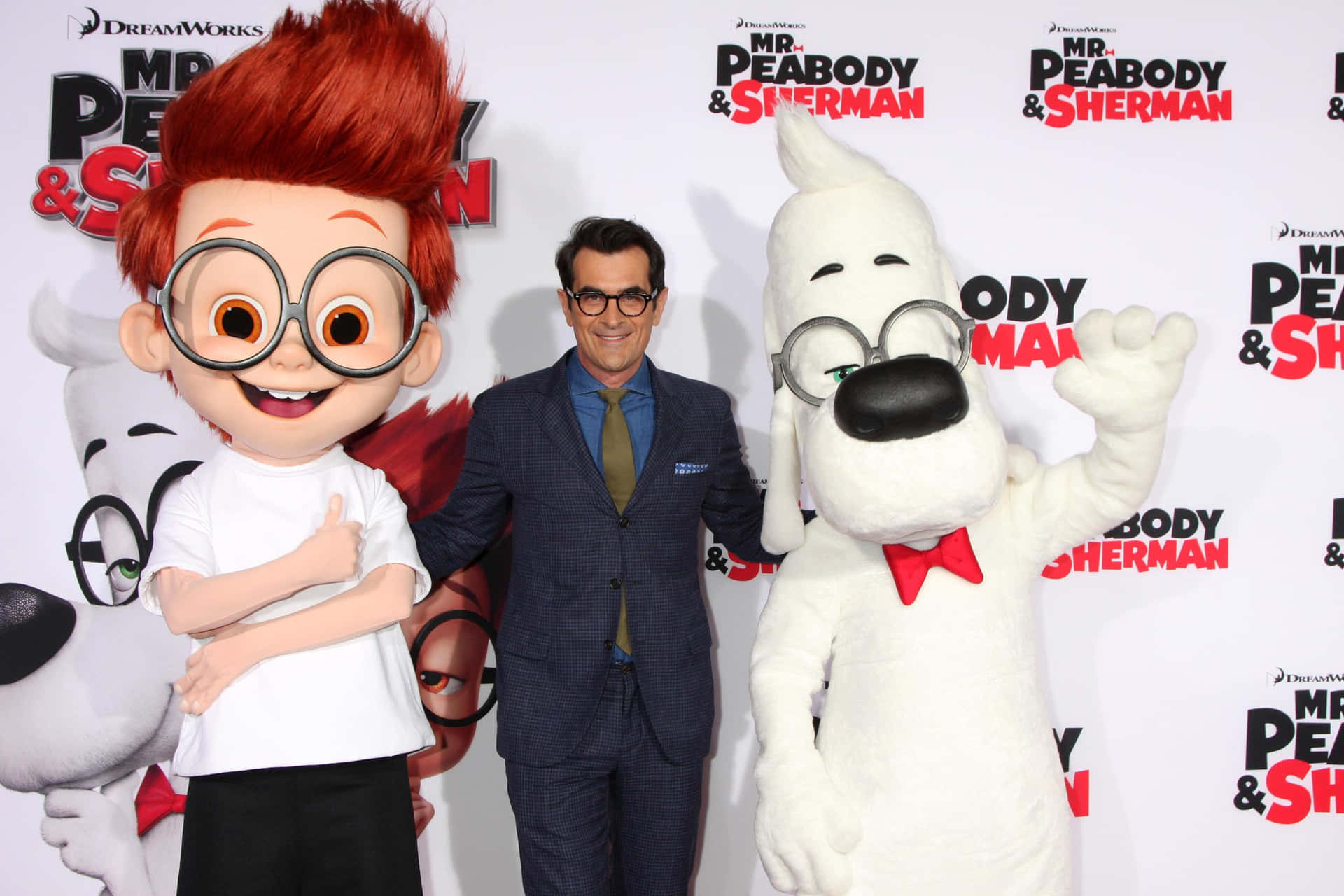 Ty Burrell Smiling At An Event Background