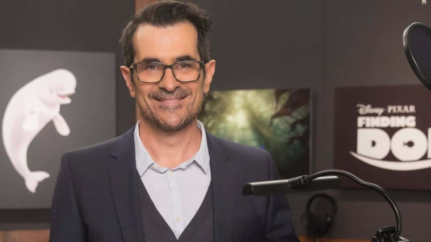 Ty Burrell Smiling At An Event Background